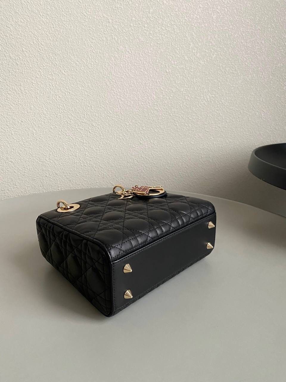 🈶黑色，四格 𝗗𝗜𝗢𝗥 𝗟𝗮𝗱𝘆七夕限定 在经典的基础上加了爱心小挂饰 让整个氛围有了爱的烂漫气息 戴妃作为经典的代表，怎么买怎么对 特别手拎时会显得整个人非常温柔优雅 我一直都推荐女生一定要有一只经典款 每个颜色都好好看，完全不需太纠结 20×16.5×8cm 4123m