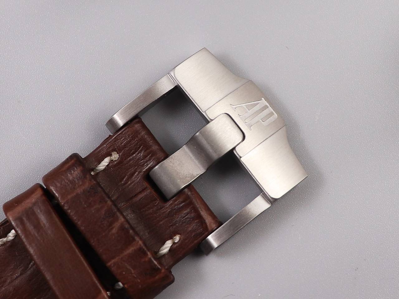 AP 26470st巧克力V2版经典a p计时款式之一 搭载复刻原版3126机芯 直径42mm 厚度15.6mm 🔥注：JF的所有3126机芯系列是目前市面上壳身最薄和复刻程度最强的版本🔥🔥