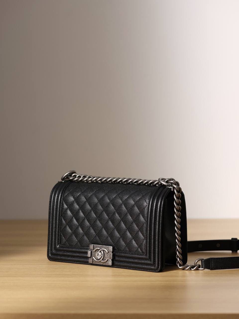 CHANEL香奈儿le boy中号号黑色荔枝纹复古银扣单肩斜跨链条女包💞👜 独家欧洲渠道货首发 100%进口原厂材料组装的ZP尾单货源 独家进口原厂皮牛皮，米粒感饱满，手感非常好，原厂的纯铜五金+纯钢五金 非常有份量💯❤️‍🩹 底部可任意拿捏弹回，继CF、COCO、WOC后开发的第4款小香，品质一如既往的稳，性价比全网最高，欢迎对比，完全符合正品工艺，下组图更多细节欣赏 尺寸：15 x 25 x 9cm（大号） 12 x 20 x 8cm（小号）