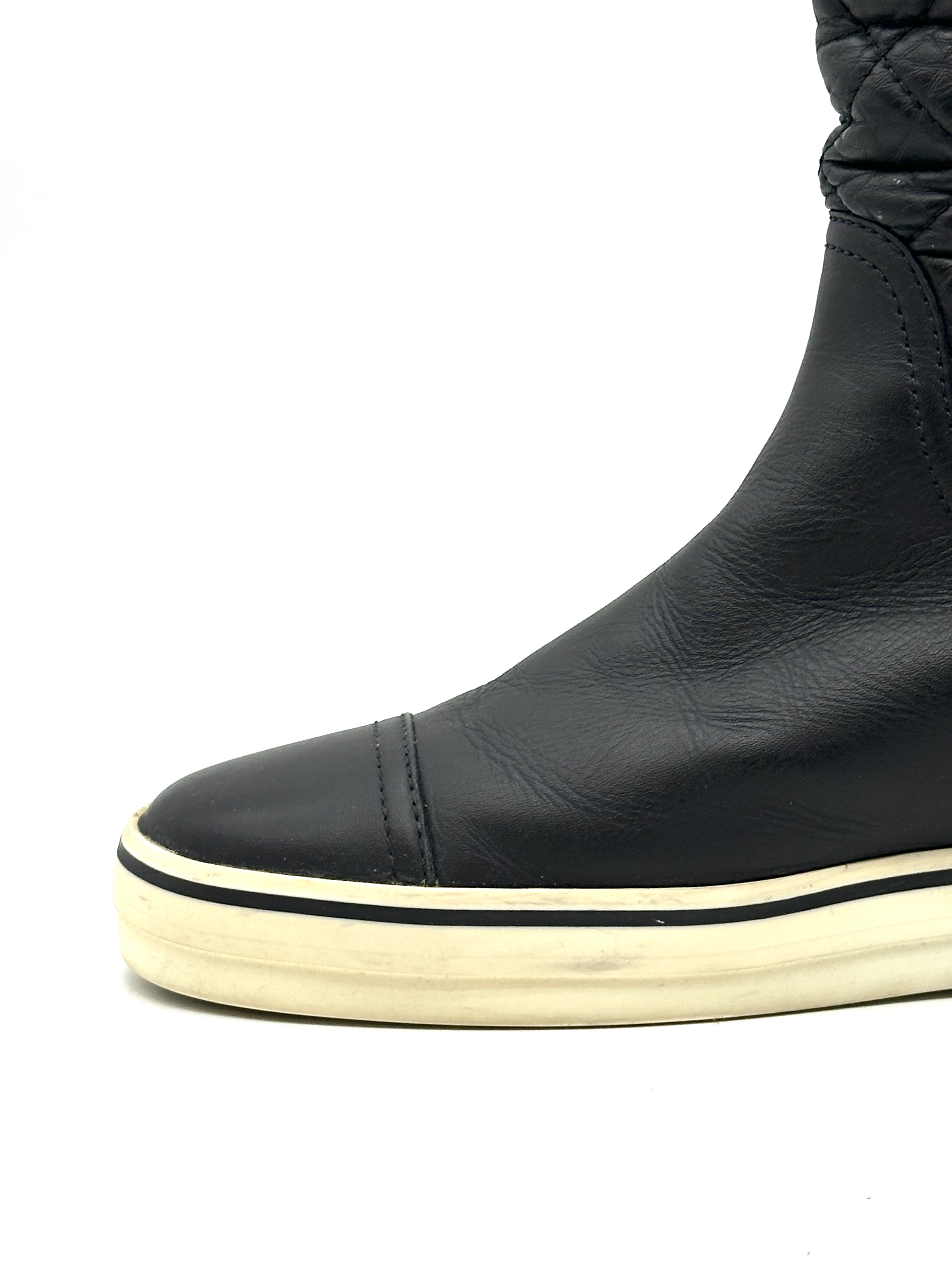 Pre-owned Chanel black quilted leather mid-calf boots / Product Code: 26040407