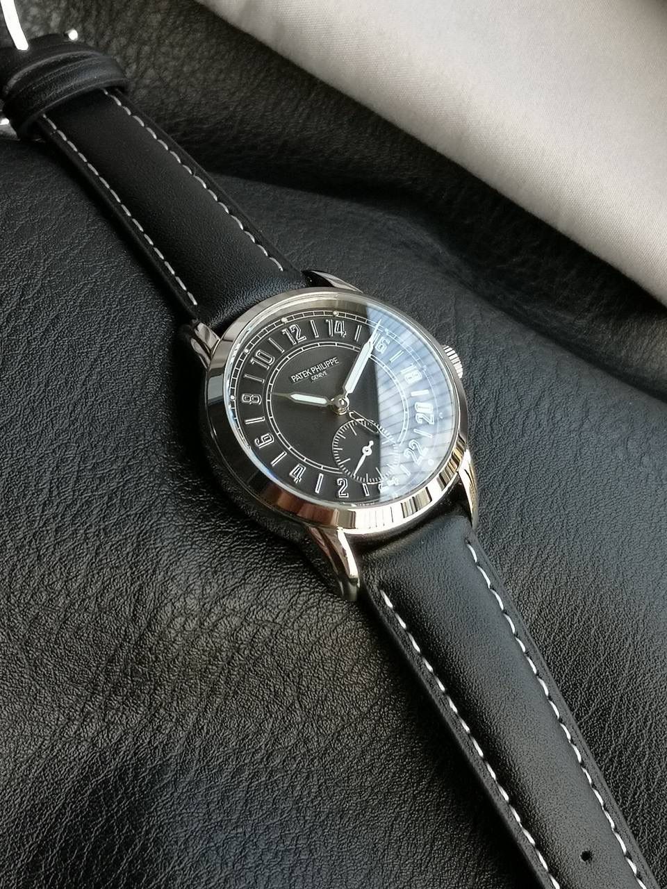 百达翡丽复杂功能系列5224R-001重磅登场，复杂时计腕表，以超复杂的工艺技术打造休闲运动腕表。 机芯采用复刻版31-260 PS FUS 24H自动上链机芯，在实现外观的逼真前提下，功能一并完美诠释。 改装大师独立制表人，倾情参与定制改装表盘颜色，给予独一无二的腕表增添有趣的灵魂！ 匠心力作 欢迎各位表友品鉴！