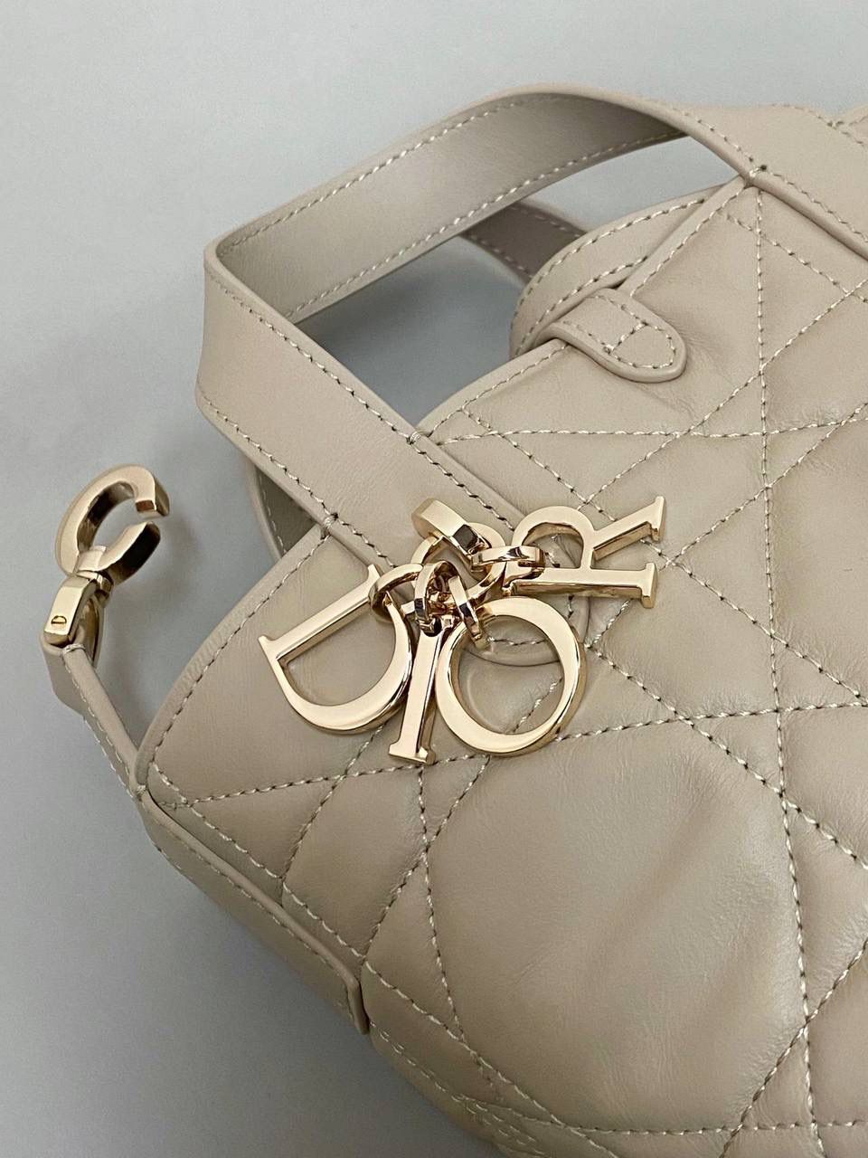 🈶胭脂米，迷你 𝗗𝗜𝗢𝗥 𝗧𝗼𝘂𝗷𝗼𝘂𝗿𝘀新版竖款 火爆全网toujours缩小版来啦！ 看到真的心动得不行～ 实物就是常规迷你水桶大小， 真的可爱死 别说，包虽小但容量还挺大的 日常用品都能轻松装上 肩带长度也刚刚好，不挑身高 反正就是太乖啦！夏日必备 😍 13×15×12cm #M1272m