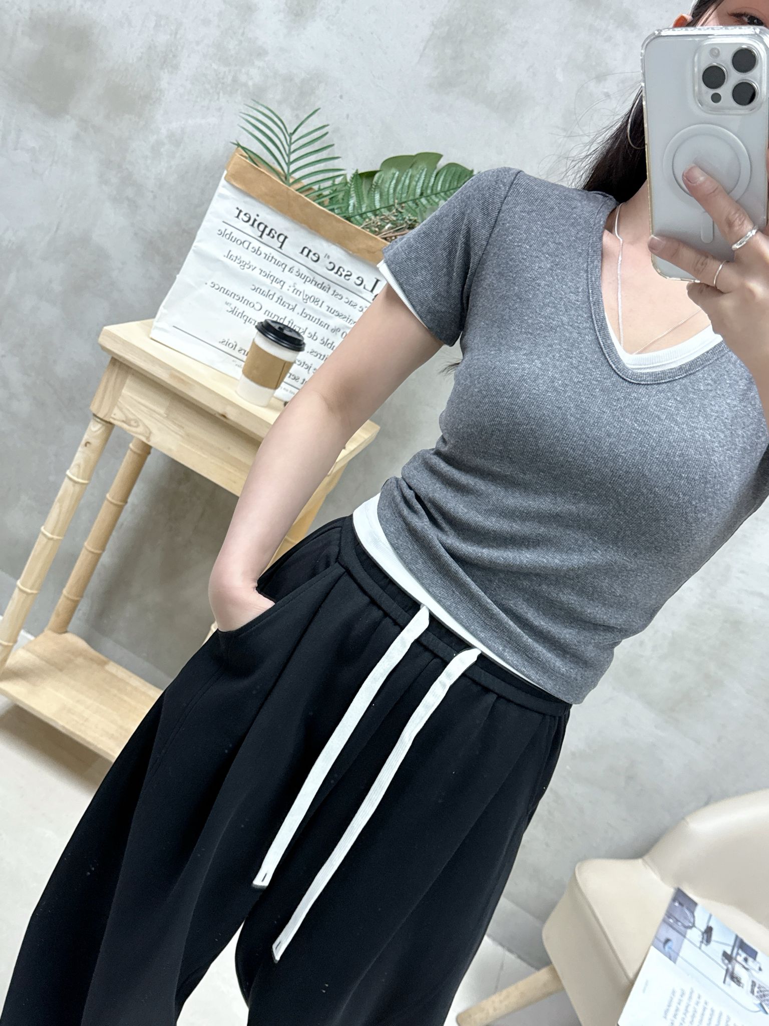 C13 V領暗紋骨感Tee