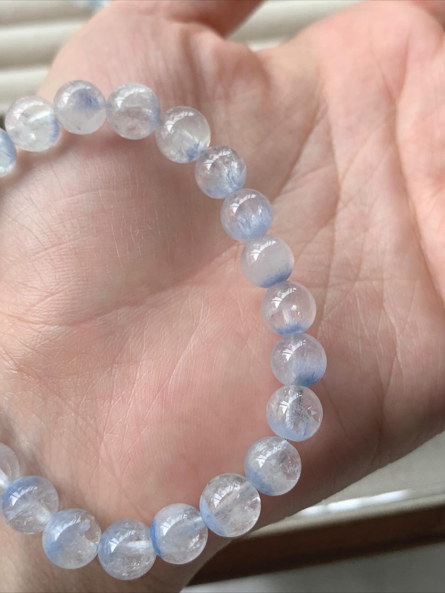 高货蓝线晶 ｜Dumortierite 8.0/7.2mm RM328 蓝线晶的功效主要集中在提升沟通能力和自信心、平衡情绪、以及事业财运等方面。 它被认为能增强表达、说服能力，帮助消除紧张和焦虑，促进积极心态。 在事业上，它被视为招财和激发斗志的象征，同时也可净化负能量，帮助辟邪防小人Dumortierite is believed to offer benefits for mental, emotional, and spiritual well-being, such as promoting mental clarity, focus, and patience. It is associated with enhancing communication, particularly through the throat chakra, and may help soothe emotions like stress, anxiety, and fear. Some traditional beliefs also attribute physical benefits, including relief for headaches and digestive issues, as well as support for spiritual growth and intuitive abilities. #蓝线晶 #天然水晶 #稀有矿 #水晶手串 #naturestone #马来西亚水晶网店 #dumortieritequartzbracelet #gemstone