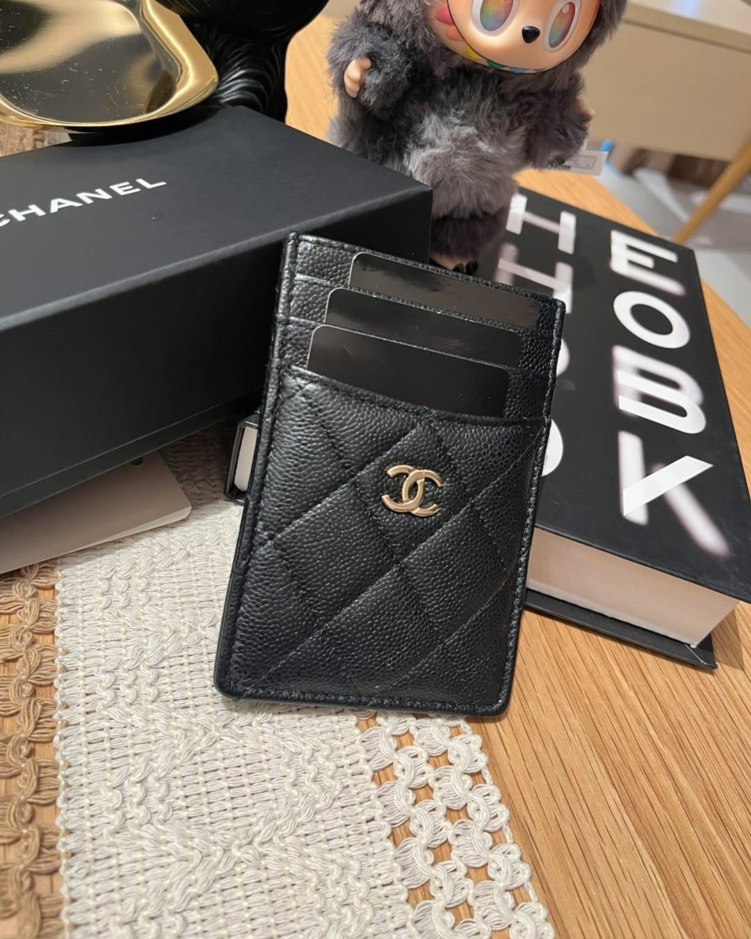 Chanel vertical card holder 黑色荔枝牛皮，100%Authentic,98%new  ✅晶片✅box