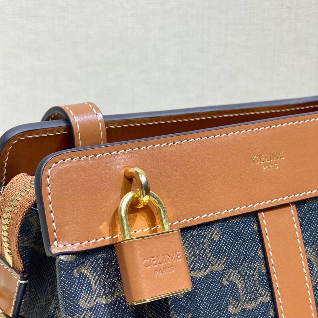 🔥大货实拍图 𝗖𝗘𝗟𝗜𝗡𝗘 ♥ 𝗧𝗘𝗘𝗡 𝗖𝗔𝗕𝗔𝗦 𝗗𝗘 𝗙𝗥𝗔𝗡𝗖𝗘 型号：191992 尺寸：19*16*11cm 放着平平无奇，背上身效果特别不错！也很好搭衣服，休闲或是正装背她都好看的呢