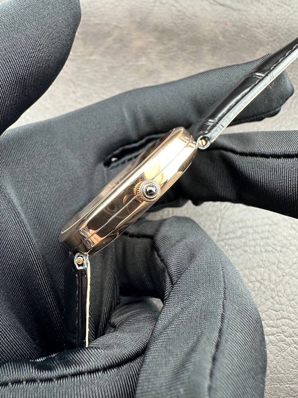 PP➕ Factory2025新品首发｜百达5738系列 68克配重版 复刻经典，更胜经典——GOLDEN ELLIPSE 黄金椭圆腕表重磅登场！ ✅ 黄金分割美学重塑：遵循1:1.6181经典比例，34.5MM×39.5MM椭圆表径搭配7.7MM纤薄厚度，复刻古典韵味与佩戴舒适度。 ✅ 316L精钢表壳：介于圆形与矩形之间的别致椭圆轮廓，还原原版线条张力，质感细腻出众。 ✅ 3D立体云贝母表盘：专属浮雕打印工艺，折射神秘深邃光泽，告别市面暗淡平庸款，上手自带高光。 ✅ 定制进口小牛皮表带：21X16尺寸对版原配，搭配同型椭圆表扣，与表壳设计遥相呼应，贴合手腕更显格调。 ✅ 9015精准机芯：走时稳定精准，兼顾实用性与耐用性，日常佩戴无压力。 PP➕不做“远观款”，只为呈现最接近原版的真实佩戴体验——从细节质感 to 上手触感，每一处都经得起近距离审视，让经典韵味在腕间完美延续！