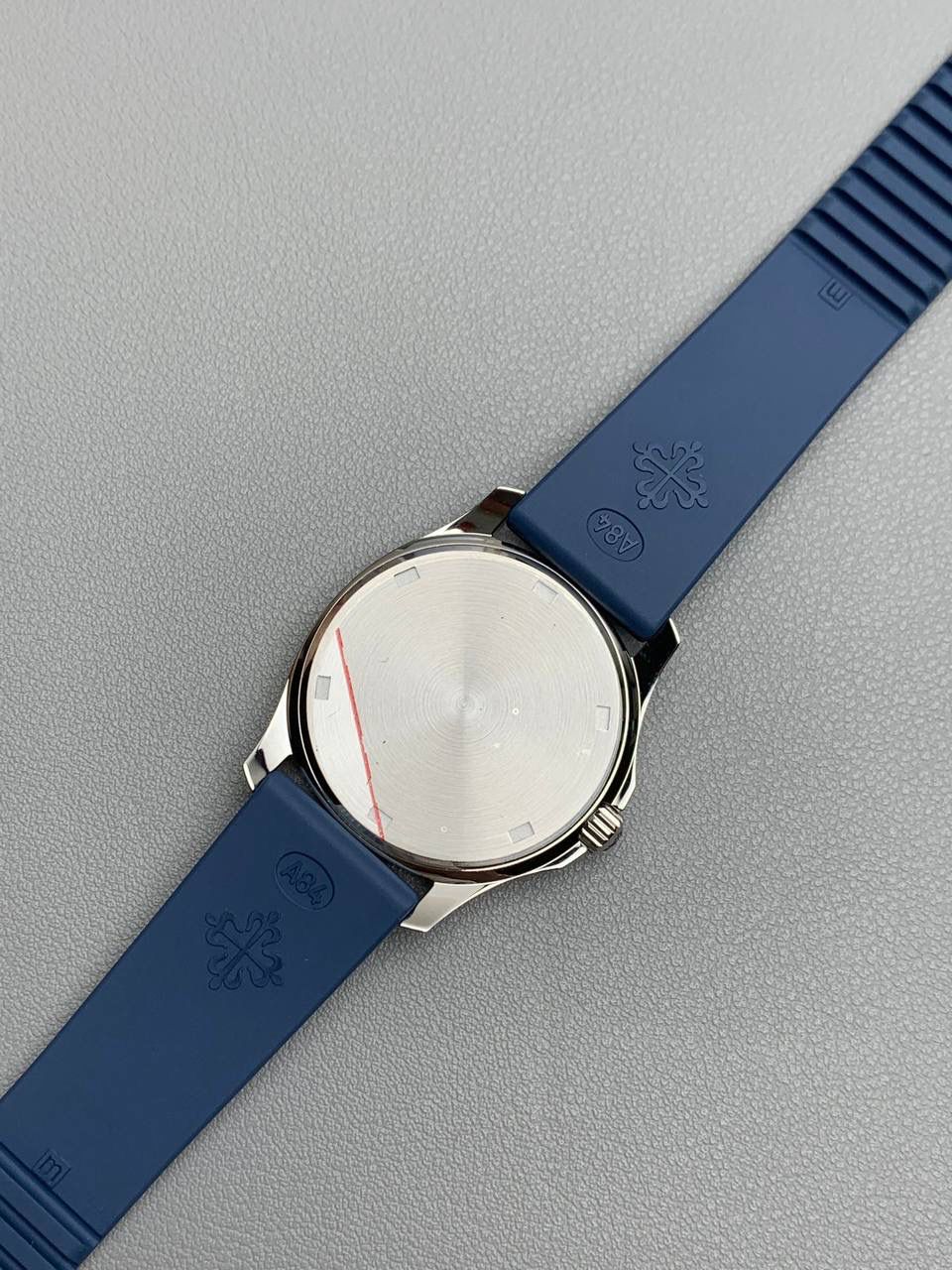 百达翡丽 5067A 手雷 石英女表 ——PPF继续购入原装PP--5067A腕表，独立拆解开模。完美还原PATEK PHILIPPE--5067A全系列石英腕表，带来全网最佳的复刻产品和极致体验。 【表带 扣】 1.采用与原装一致的天然复合橡胶（Tropical）材质，经久耐磨，可抵抗海水侵蚀和紫外线辐射。 2.完美克隆Aquanaut最新表扣，即使在非常细小的拐角处上也做有倒角润饰，确保还原正品般的舒适感。 【表壳】 1.腕表尺寸35.6X7.7mm 圆润的八角形表壳与原装一致，保持着复古的造型和精湛的打磨。 2.旋入式把头设计和实心底盖吻合与原版 3.表圈镶嵌46颗顶级施华洛世奇水晶（共计1克拉） 【机芯】 瑞士石英机芯改PPCal.E23-250芯。走时稳定，续航持久，性价比超高。