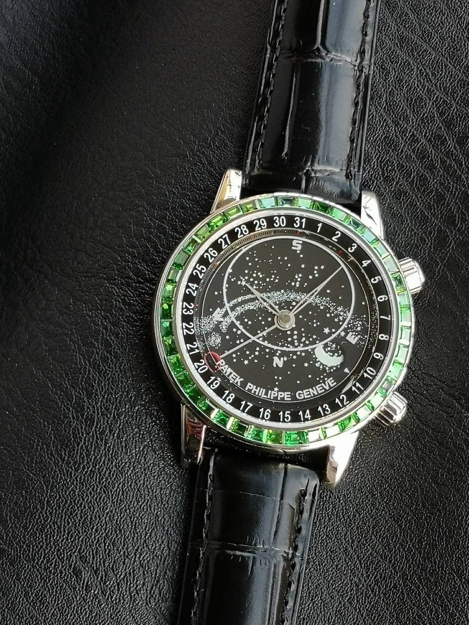 百达翡丽PP-6104G 日内瓦苍穹系列 市场顶级复刻神作震撼来袭！ 搭载原装进口miyota全自动机械机芯改制Cla.240机芯，搭配原装珍珠18K金自动锤，走时精准稳定，性能媲美正品；表圈镶嵌45颗璀璨宝石，表扣点缀28颗珍稀晶石，光影流转间尽显奢华质感；微拱形防眩目处理表镜，折射效果立体通透，让表盘细节清晰可见，质感再升一级💯💯