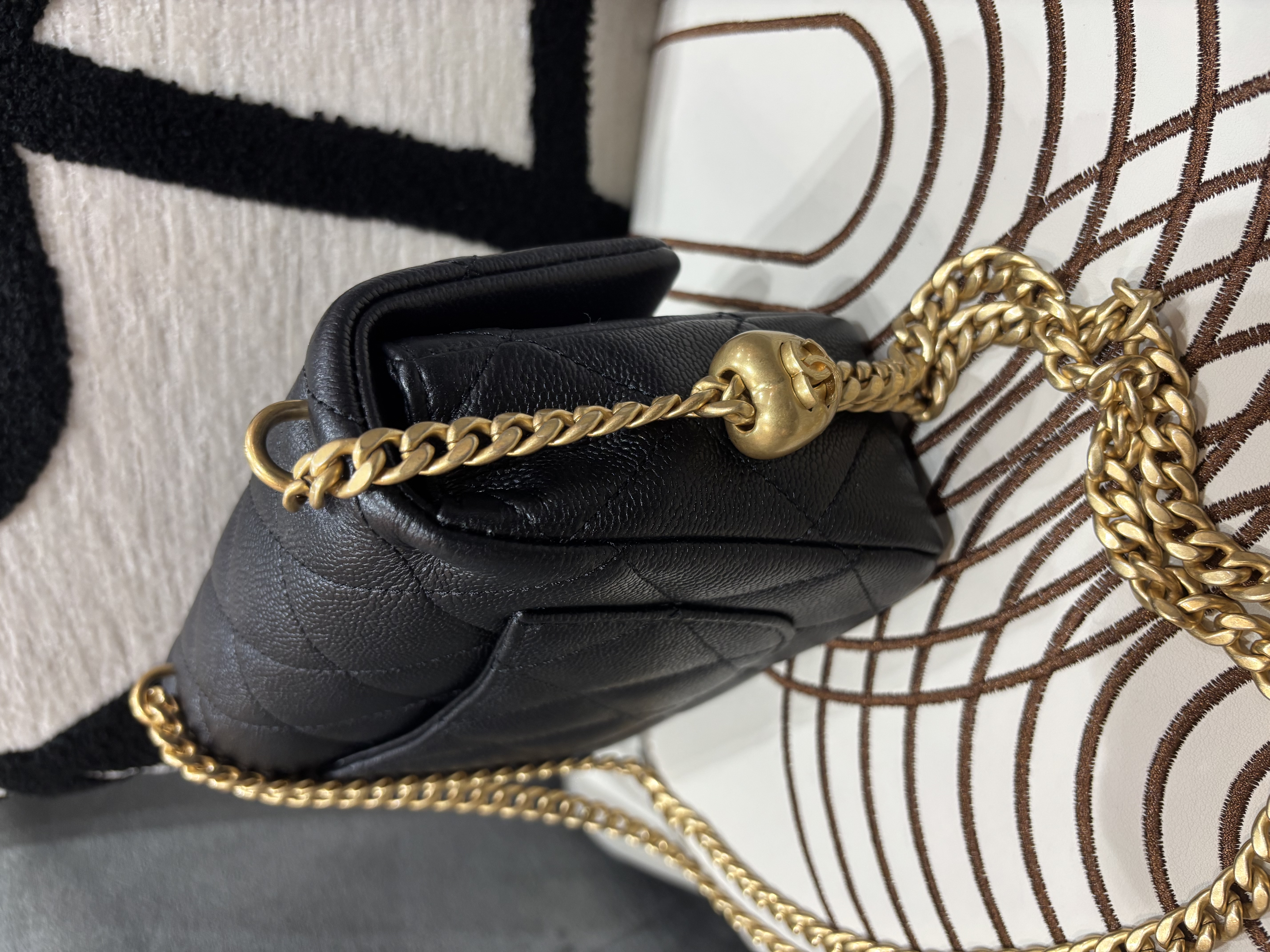 未使用品 Chanel flap bag 黑色魚子醬牛皮心心金球 心形調子求方胖子100%Authentic, Unused未使用品 ✅晶片✅收據✅Dust bag✅Box