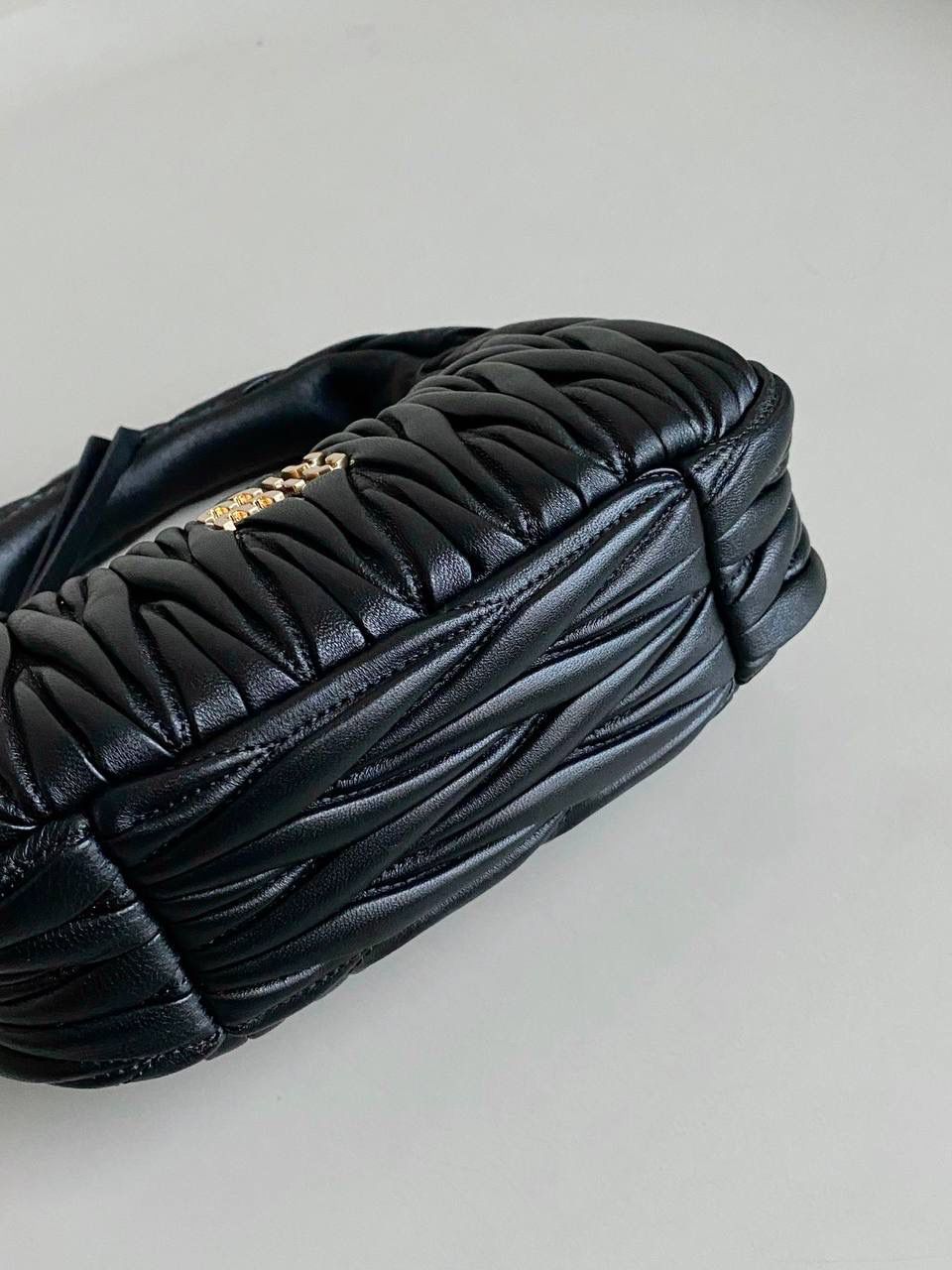 🈶黑色小号 𝗠𝗶𝘂𝗠𝗶𝘂 𝗪𝗮𝗻𝗱𝗲𝗿 𝗛𝗼𝗯𝗼褶皱腋下 火爆全网都不用多说，人手一只的程度 我们用的是进口小羊皮！非国产皮料 肉眼可见的细腻，软软糯糯触感非常好！他家经典独特的褶皱工艺，是要有一定厚度 底料太薄了都做不出它的饱满和弹性 更不是市场通货干瘪瘪的褶皱，实在太假 我们新合作的老师傅在这细节上扣的很认真 一缕一折都有zp的神韵，且做到对版！！ 追求高品质的来 小号：17×20×6cm，#F0013m 中号：18x25x7cm