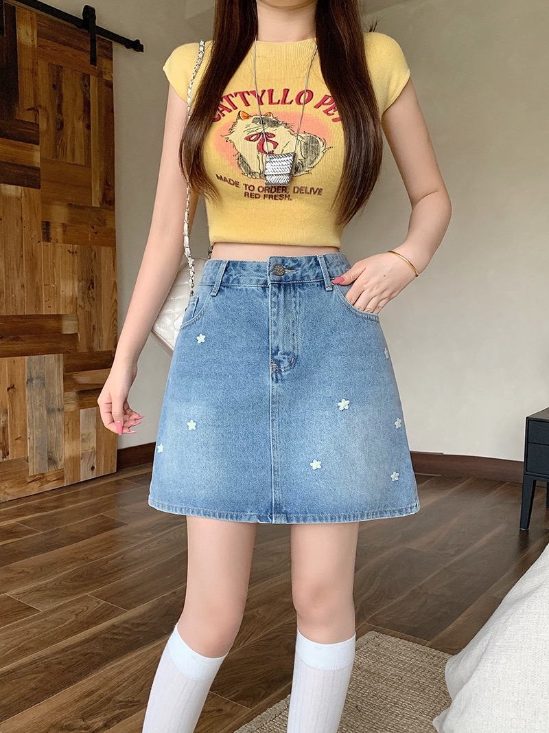 B351(30835) 韩版JEANS时尚小雏菊刺绣蓝短裙 