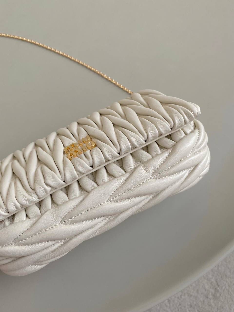 🈶白色 𝗠𝗶𝘂𝗠𝗶𝘂 𝐰𝐨𝐜链条包 咱就是说是不是不止我一个人喜欢这款链条包⛓真的好好看！精致的一塌糊涂，当一只手拿包也能彰显气质 我们用的是进口小羊皮！非国产皮料 肉眼可见的细腻，软软糯糯触感非常好！ 他家经典独特的褶皱工艺，是要有一定厚度 底料太薄了都做不出它的饱满 弹性 更不是市场通货干瘪瘪的褶皱，实在太假 我们新合作的老师傅在这细节上扣的很认真 一缕一折都有zp的神韵，且做到对版！！追求高品质的来 18×9.5×4cm #F0003m