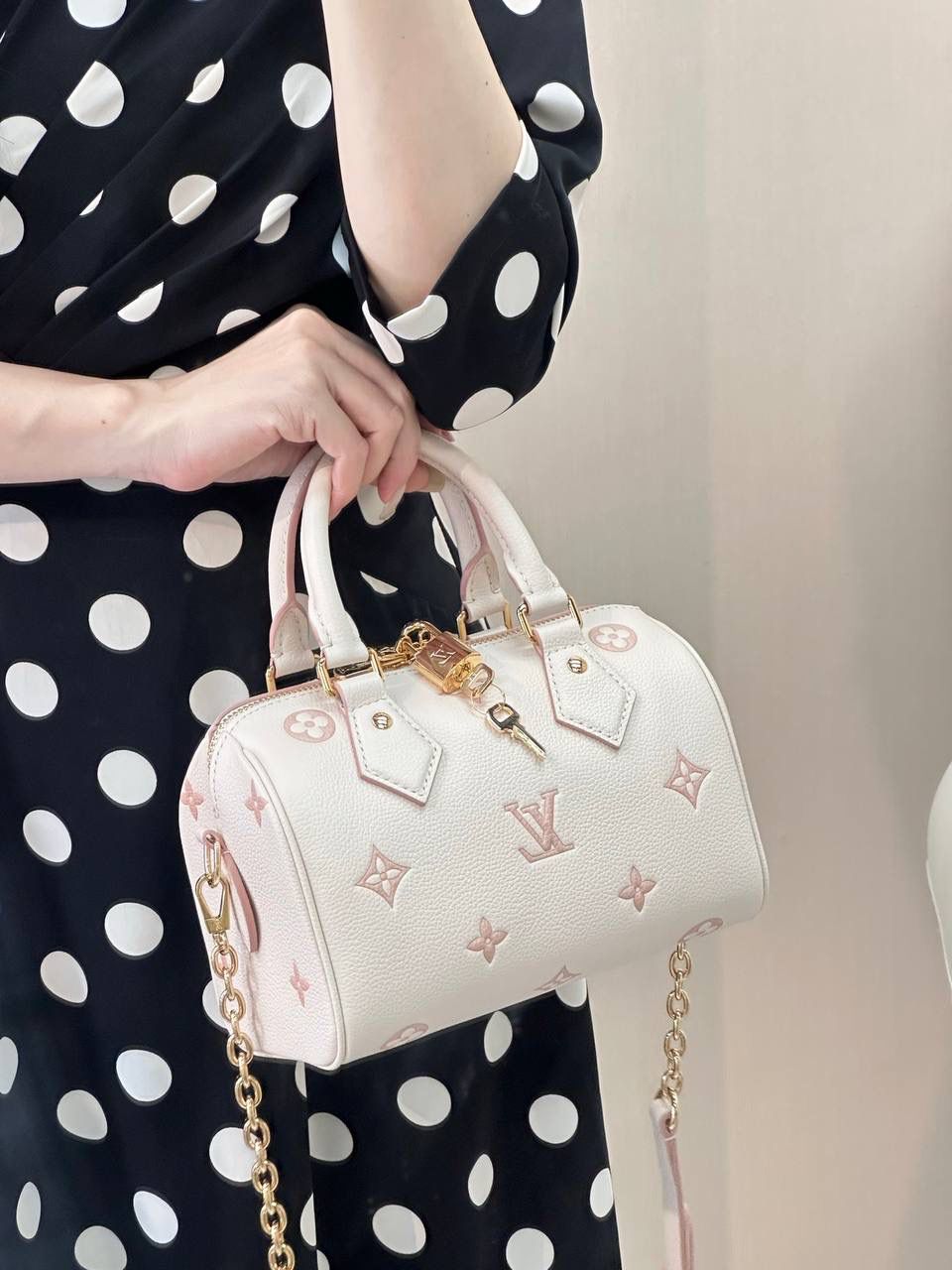 作为驴家常年断货的经典款speedy枕头包，一出道即巅峰，哪怕是到了现在也一直是时尚达人潮人最爱的包款！热爱时尚潮流的你一定在不少街拍秀，小红薯🍠围脖🧣上也能看到它的身影！年年的经典大爆款！ 这 尺寸：20.5 x 13.5 x 12cm