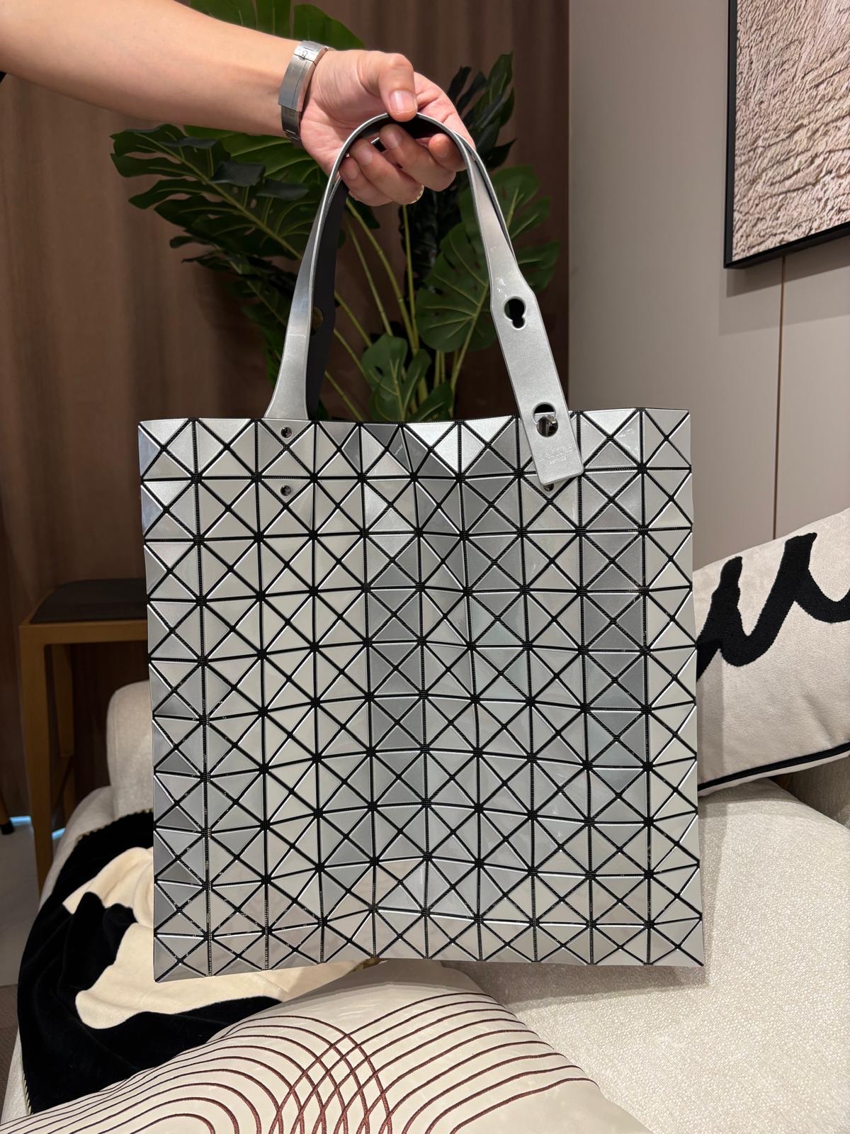 Issey Miyake Bao Bao Tote Sliver 100%Authentic, 98%New ✅Dust bag