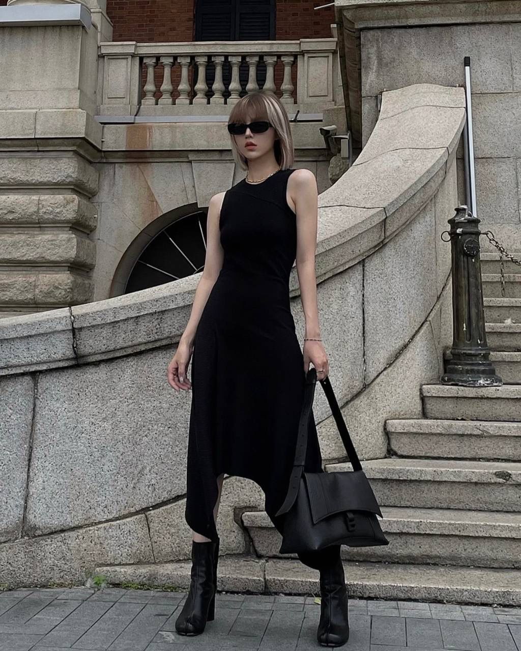 经典款🔥中号平纹黑枪(m/32cm)🐈‍⬛ ba1enciaga 横空而出的Downtown沙漏包 整个包身是软趴趴的感觉 就是大写的随性慵懒时髦感 可以斜挎也可以调短肩带腋下背 加上巨无霸的容量，时髦女孩的通勤包有了 软皮质感头层牛皮➕经典全钢B字扣五金 还是要着重强调一下咱家的B字logo刻印 清晰度全网独家⚠️品质是不需要你们担心的 请务必认准高版本❗️ 中号s：30×17.3×10cm671353m 大号m：32×20.8×15.5cm671354m