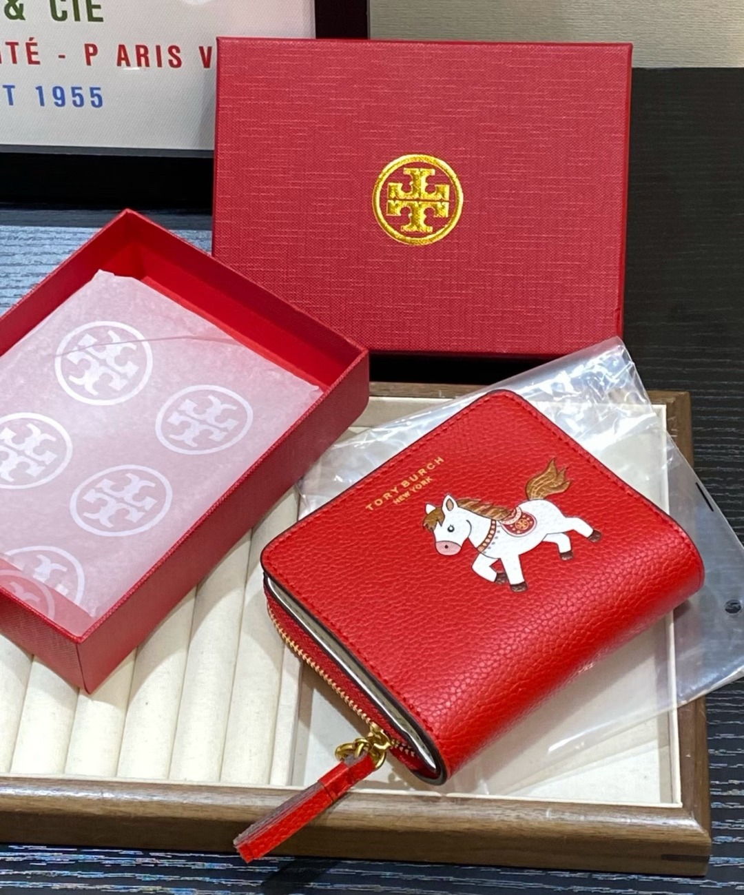 Tory Burch 馬年限定多層牛皮銀包