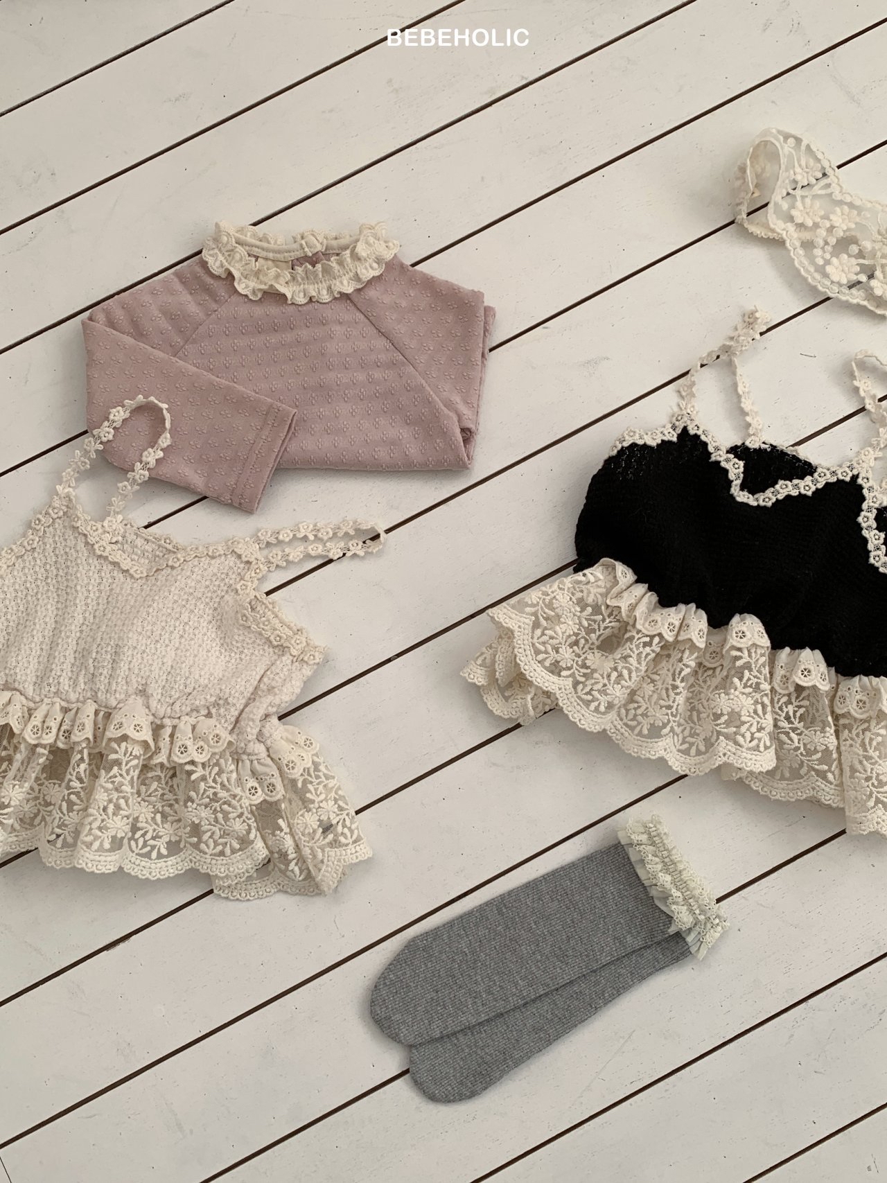 🌸預訂 韓國直送🌸🇰🇷BEBEHOLIC兩色標籤蕾絲花邊吊帶胸衣