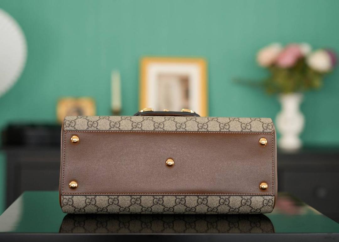 🥯GG Horsebit 1955系列中号手袋 棕色29cm 正品售价,500 𝑯𝒐𝒓𝒔𝒆𝒃𝒊𝒕系列的浓郁复古气息， 继续采用1955经典棕色原厂皮，除了包身的手提设计，另外配有两个不同风格的肩带，三种不同背法，圆润的包型非常适合亚洲女性，继马鞍包之后的又一个大爆款~ 官方款号 702049 尺寸：29x20x13cm