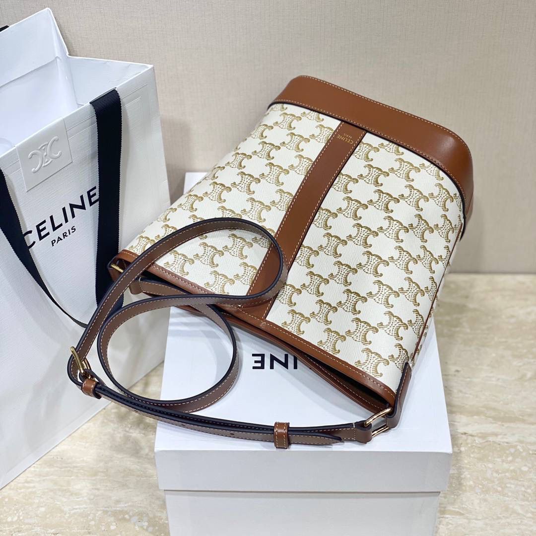 🔥大货实拍图 𝗖𝗘𝗟𝗜𝗡𝗘 ♥ 𝗧𝗥𝗜𝗢𝗠𝗣𝗛𝗘 𝗖𝗔𝗡𝗩𝗔𝗦小号水桶 多少年都不会倦怠的经典与复古设计，可以说是品牌标志性收藏款了，型号：191442 尺寸：30*22*13cm。