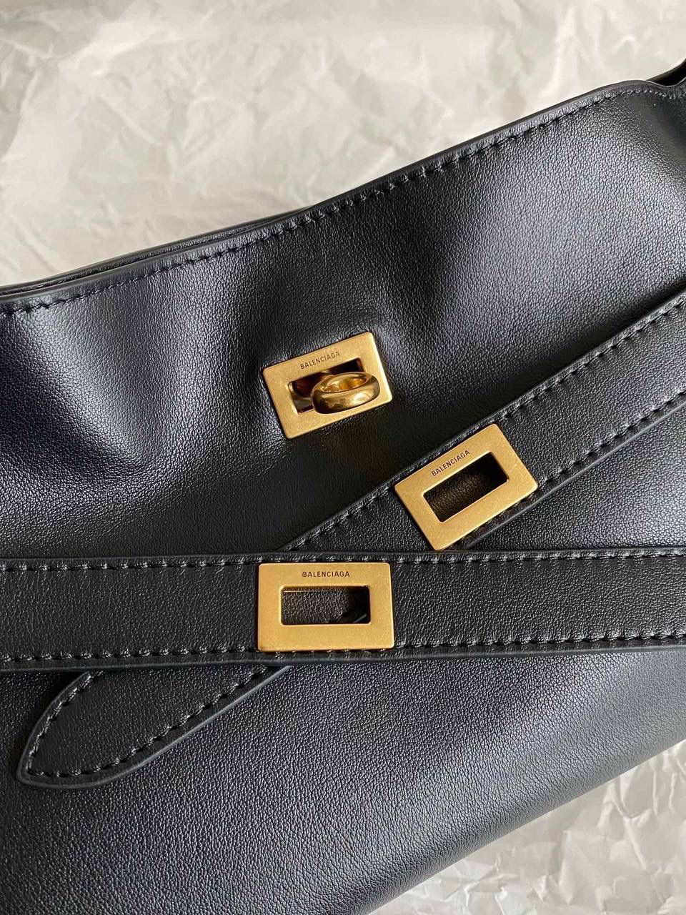 爆款🔥 ba1enciaga bel air 腋下包小号 黑色🖤 beiair➕rodeo，大热当道 一整个系列都火爆了，一只比一只热门 半定型的水桶包超有态度 它的皮是有点厚度又软乎的 所以整个包都散发着慵懒和不羁的感觉 而且设计元素不拖沓繁琐 完全可以无脑搭配 现在的通勤人员也是吃得太好了吧 能有这么时髦的托特包来背！ 什么电脑水杯统统往里扔就对了 肩带可长可短，腋下背斜挎背都ok 两个尺寸任君选择，果断冲！！ 29.9×19.8×17cm810680m