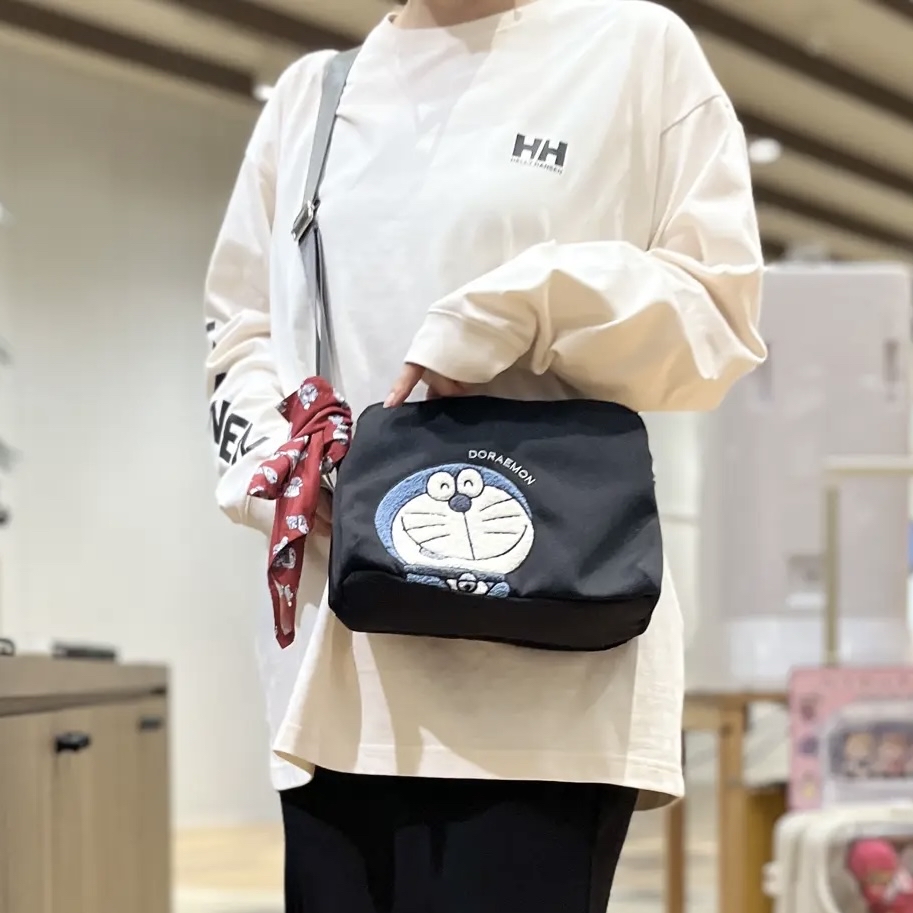 [快閃優惠訂購] 多啦A夢斜孭袋 毛絨刺繡 M size | Doraemon 手袋 禮物