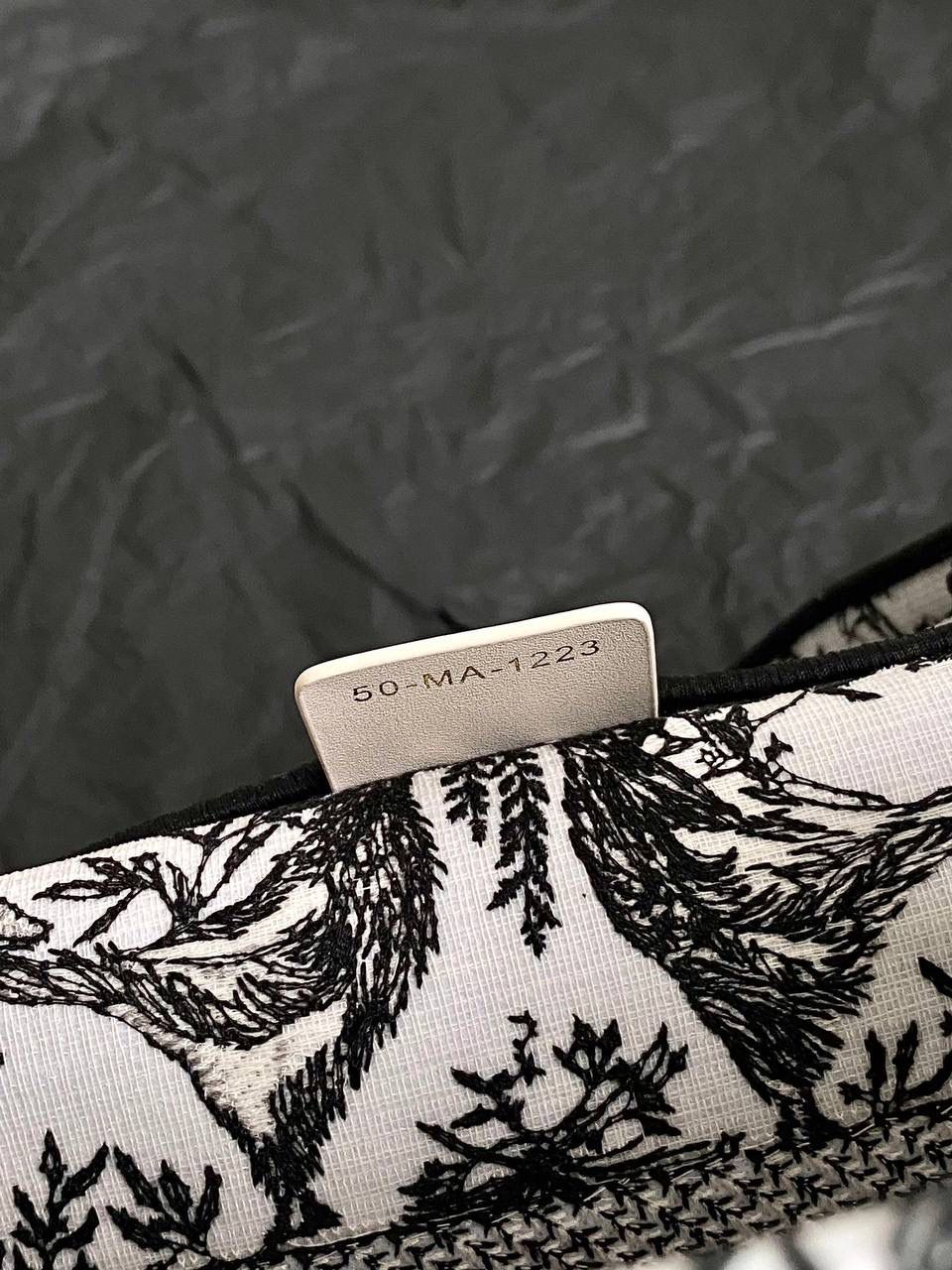 🈶黑白中号 𝗖𝗗 𝗕𝗼𝗼𝗸 𝗧𝗼𝘁𝗲 24太阳神阳光茹伊 它有代表春天的玫瑰💐🎀 夏天的麦穗，秋天的枫叶 以及冬日的枝干 整个太阳也是关于守护的象征 寓意是非常美好的，浪漫且神秘 那种高定视觉，沦陷了！！ 行走在街头很是时髦🌟 36×27×16cm