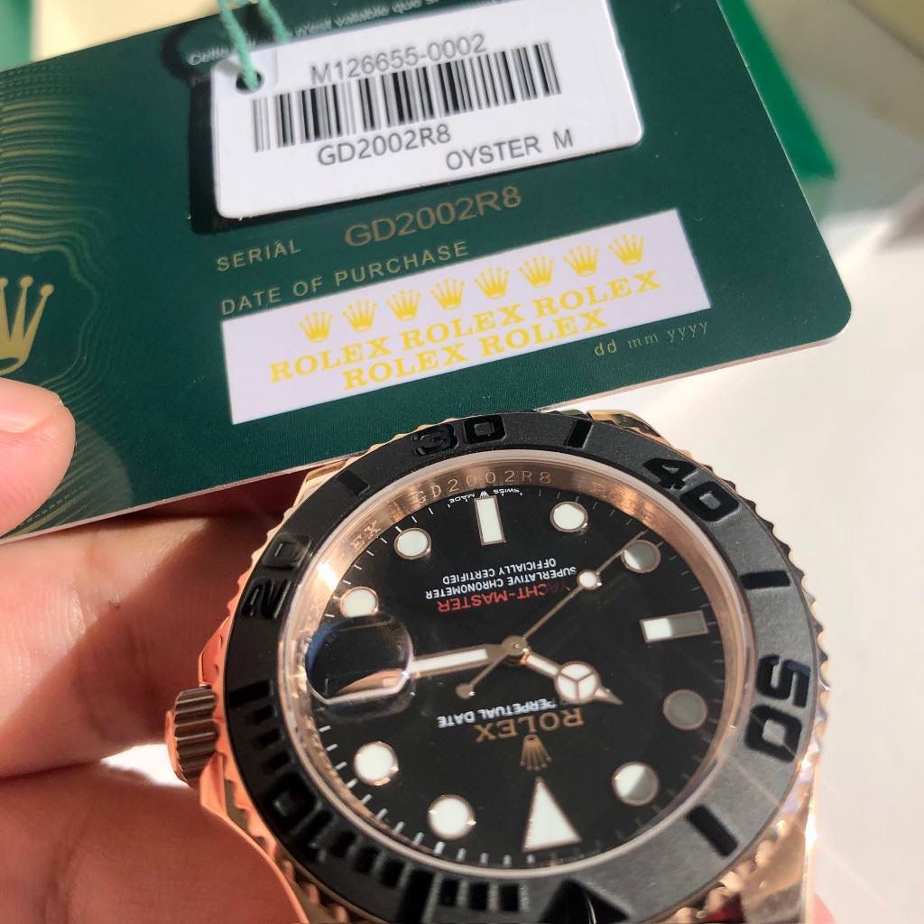 【经典名仕 一劳永逸】劳家爆款游艇名仕型系列m126655-0002男士腕表40mm全玫瑰金游艇出货，继续秉承AD家族优质特色、独家出品一表一码，三码合一 【机芯】搭载AD专注而制0️⃣返修、💯全新原装西铁城8215全自动机械机芯，走时精准，性能优异，动力储备高达48小时 【表壳】316L精钢表壳 高端同步防指纹[强]陶瓷圈口原版同步双向旋转，完美呈现与原版一致的弧度、光泽，超强高密度矿物质玻璃镜面，精致的做工完美秉承原装的潜水游泳🏊‍♀️性能 【字面】大厂同步超强夜光，夜光刻度、表针无瑕疵斑点、晶莹剔透，细节同步正品，内影圈刻字清晰，字体匀称 【表带】采用原装进口硅胶表带搭配316精钢可调节原装表扣