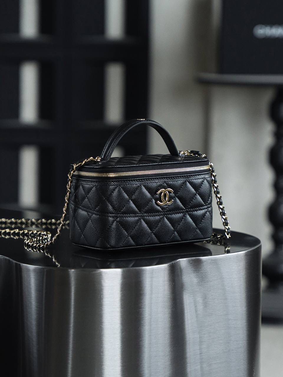 25C化妝盒子包鑒定版👜 一包一碼 支持全球鑒定查驗身份證原廠專G 三隻羊皮料過關清單資料可査詢 化妝盒子包是眾多時尚達人心尖，25C化妝包經典的盒子造型，方正中不失圓潤，線條簡潔流暢！ 包身腰線的設計，恰似畫龍點睛之筆，不經意間流露出的精緻細節，讓人一見傾心！ 五金：厚鍍14K淡金扣 皮料：三隻羊小球紋牛皮 尺寸：9.5*17*8cm