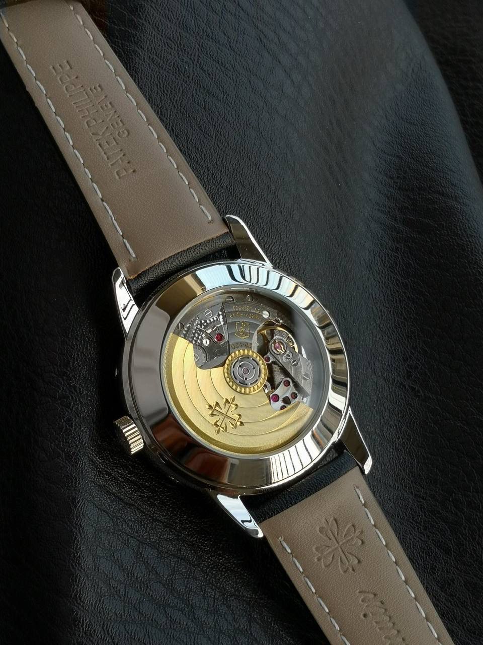 百达翡丽复杂功能系列5224R-001重磅登场，复杂时计腕表，以超复杂的工艺技术打造休闲运动腕表。 机芯采用复刻版31-260 PS FUS 24H自动上链机芯，在实现外观的逼真前提下，功能一并完美诠释。 改装大师独立制表人，倾情参与定制改装表盘颜色，给予独一无二的腕表增添有趣的灵魂！ 匠心力作 欢迎各位表友品鉴！