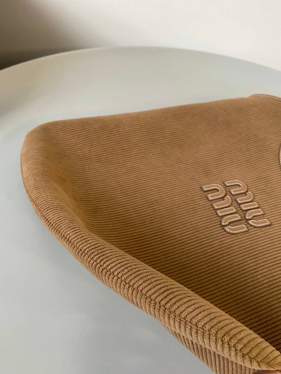 🈶肉桂色 𝗠𝗶𝘂𝗠𝗶𝘂 托特，大爆款 火爆全网miu系灯芯绒来啦！ 软绵绵质感，秋冬季的断货王！！ 它的质地厚实结实却又柔软舒适 是时尚界中不可或缺的百搭单品了 超大容量更不用多说，挺阔感满分 整体非常慵懒惬意，真的做到好看 好背 好用 35×40cm #F0110m