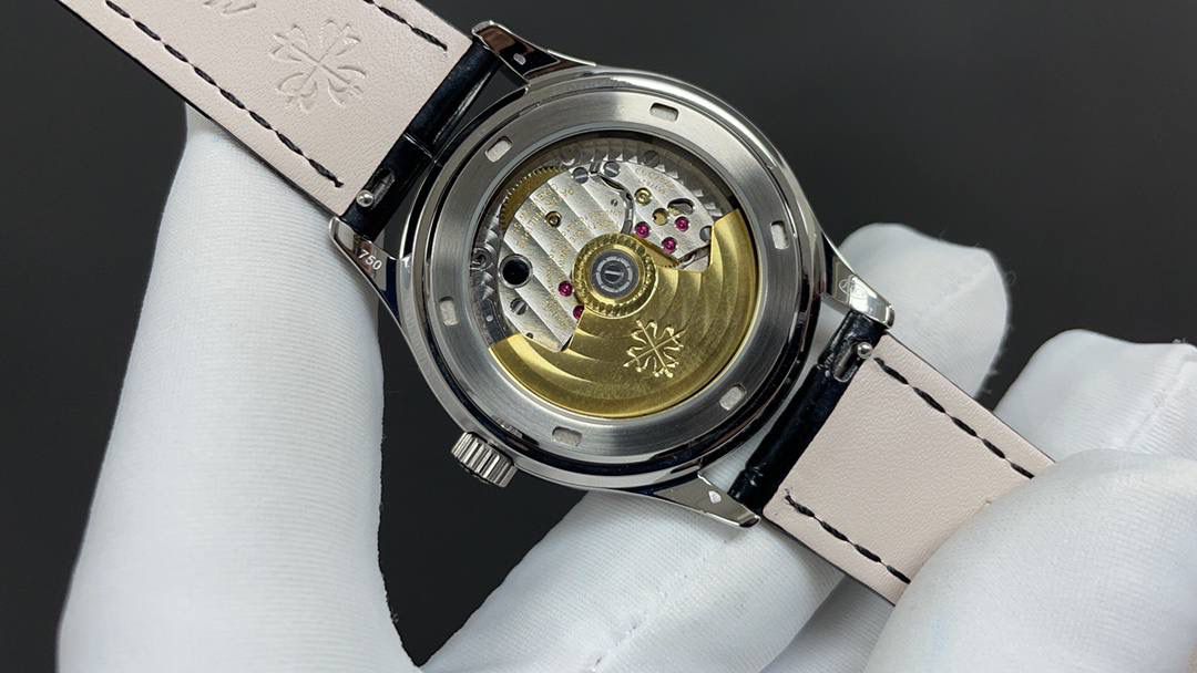 🌐新款到货🌐 百达翡丽最热门款式，PP复杂功能计时系列5146R 5147。功能方面的巧妙构思，外观上的合理布局，以及优越的机芯性能，无一不体现出百达翡丽大师们的独特设计，一件经典的艺术品。 采用39mm表盘直径，高性能Cal.324自动机械机芯，具备年历，日期，月份和月相显示功能，提供了强大的时间衡量功能，表盘设计中心大秒针，是时间易于读取。 相信这样的一款腕表会是很多爱表人士所梦寐以求的，但是就如它水中月的意象一样，可遇而不可求，所以，如果有个机会出现在你面前，那么就好好珍惜吧。