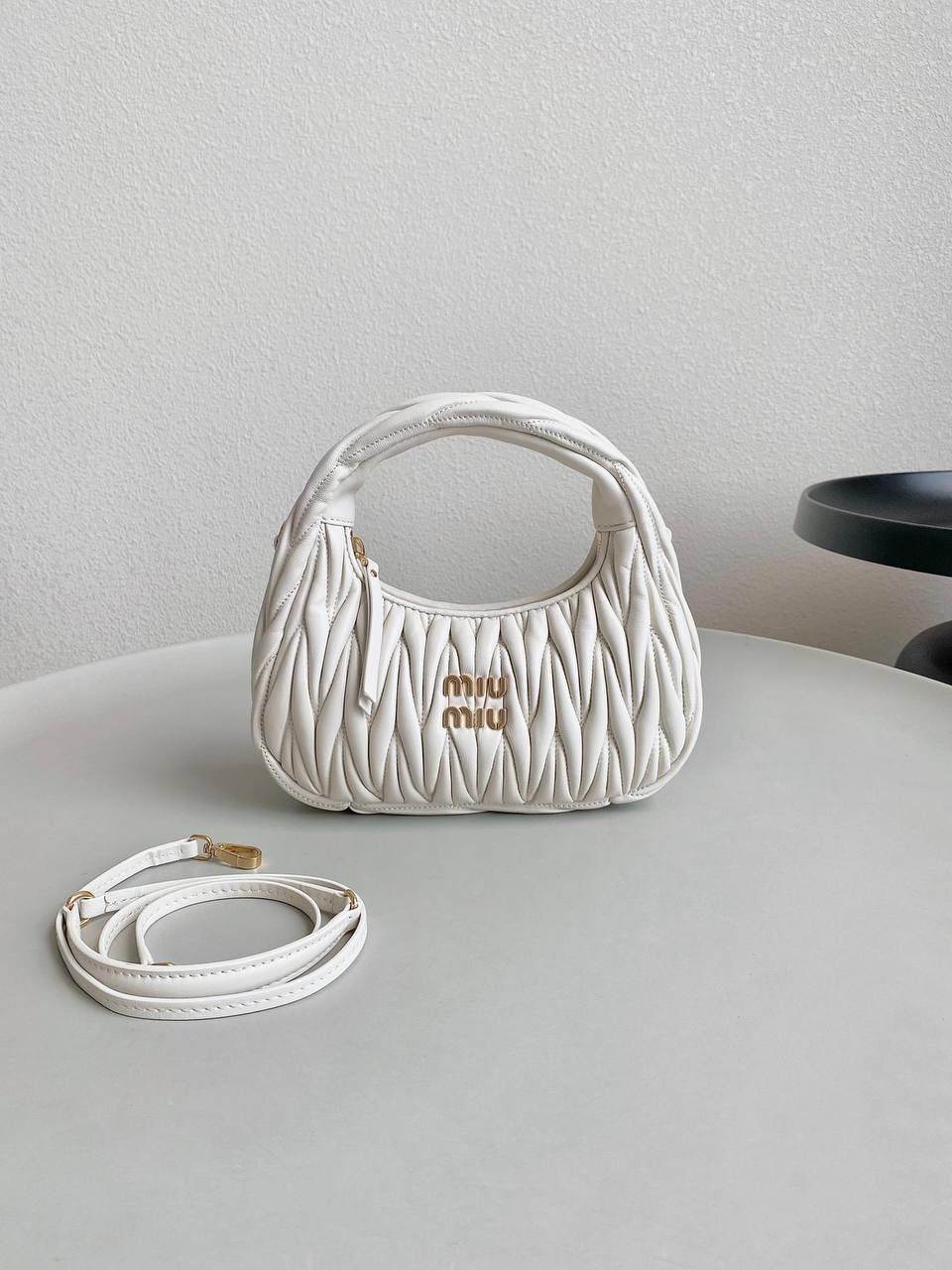 🈶白色小号， 𝗠𝗶𝘂𝗠𝗶𝘂 𝗪𝗮𝗻𝗱𝗲𝗿 𝗛𝗼𝗯𝗼褶皱腋下 火爆全网都不用多说，人手一只的程度 我们用的是进口小羊皮！非国产皮料 肉眼可见的细腻，软软糯糯触感非常好！ 他家经典独特的褶皱工艺，是要有一定厚度 底料太薄了都做不出它的饱满和弹性 更不是市场通货干瘪瘪的褶皱，实在太假 我们新合作的老师傅在这细节上扣的很认真 一缕一折都有zp的神韵，且做到对版！！ 追求高品质的来 小号：17×20×6cm，#F0013m 中号：18x25x7cm