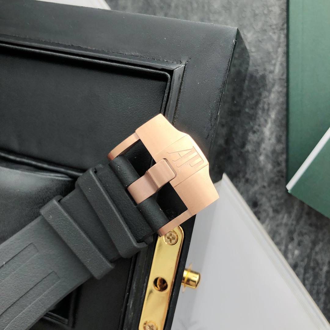 皇家橡树 - 爱彼AP 26400系列 44毫米直径 市面上最好版本的超级复刻 柔软硅胶带 皇家橡树离岸型 男士全自动机械腕表 ，316L精钢表壳 ，搭配原装复刻定制机芯Cal.3126全自动机械机芯 走时精准 稳定，透视后盖 裸露的机芯跟正品一模一样，反炫光蓝宝石玻璃 ，超级耐划痕，搭配原厂模具橡胶表带，原装针扣 ，300米防水，整壳套超高品质，超A做工，非市场普通货，货有所值 ，硬汉必备神器，爱彼入门级腕表 强烈推荐，制作耗时又耗精力，尽可能把最精至的腕表呈现给各位腕表爱好者。