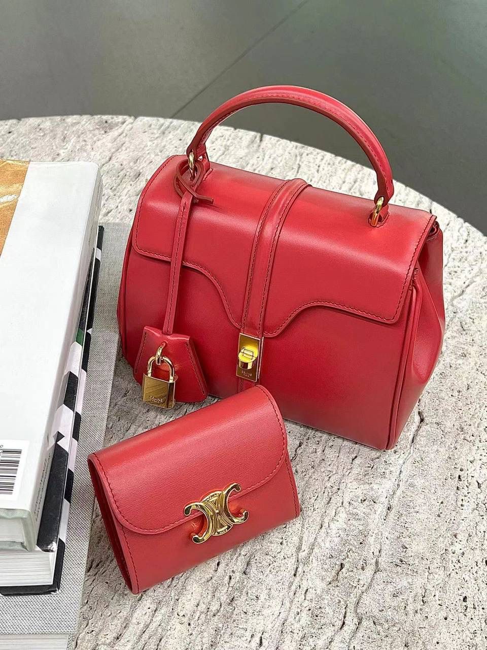 🔥大货实拍图 𝗖𝗘𝗟𝗜𝗡𝗘 ♥️ 𝟭𝟲迷你手袋 型号：197983 尺寸：17.5*14*7cm 𝑪𝒆𝒍𝒊𝒏𝒆经典百搭的16系列～爱了爱了😘缎面牛皮搭配金色扣子和锁头，高级感复古感十足～斜挎手提都很有态度！