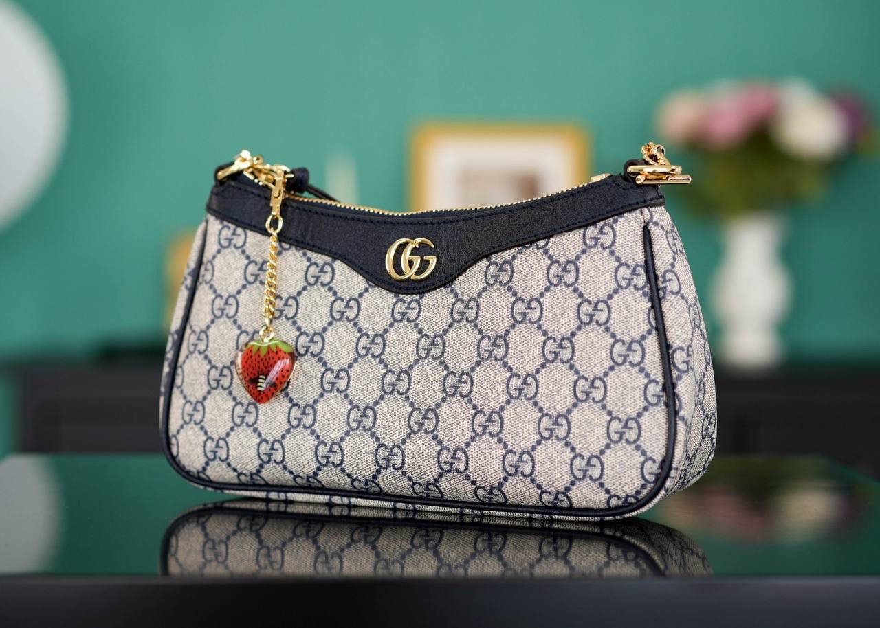 🥯Ophidia系列小号手袋 草莓包午夜蓝色 25cm 这款草莓包惊喜感非常强， 经典的元素搭配小巧可爱精致时髦挂饰， 金属链条和经典红蓝织带，复古感十足且百搭， 可爱又别致的小草莓是点睛之笔， 整个包包很轻便，特别好背呢~ 官方款号 735132 尺寸：25x15x6cm