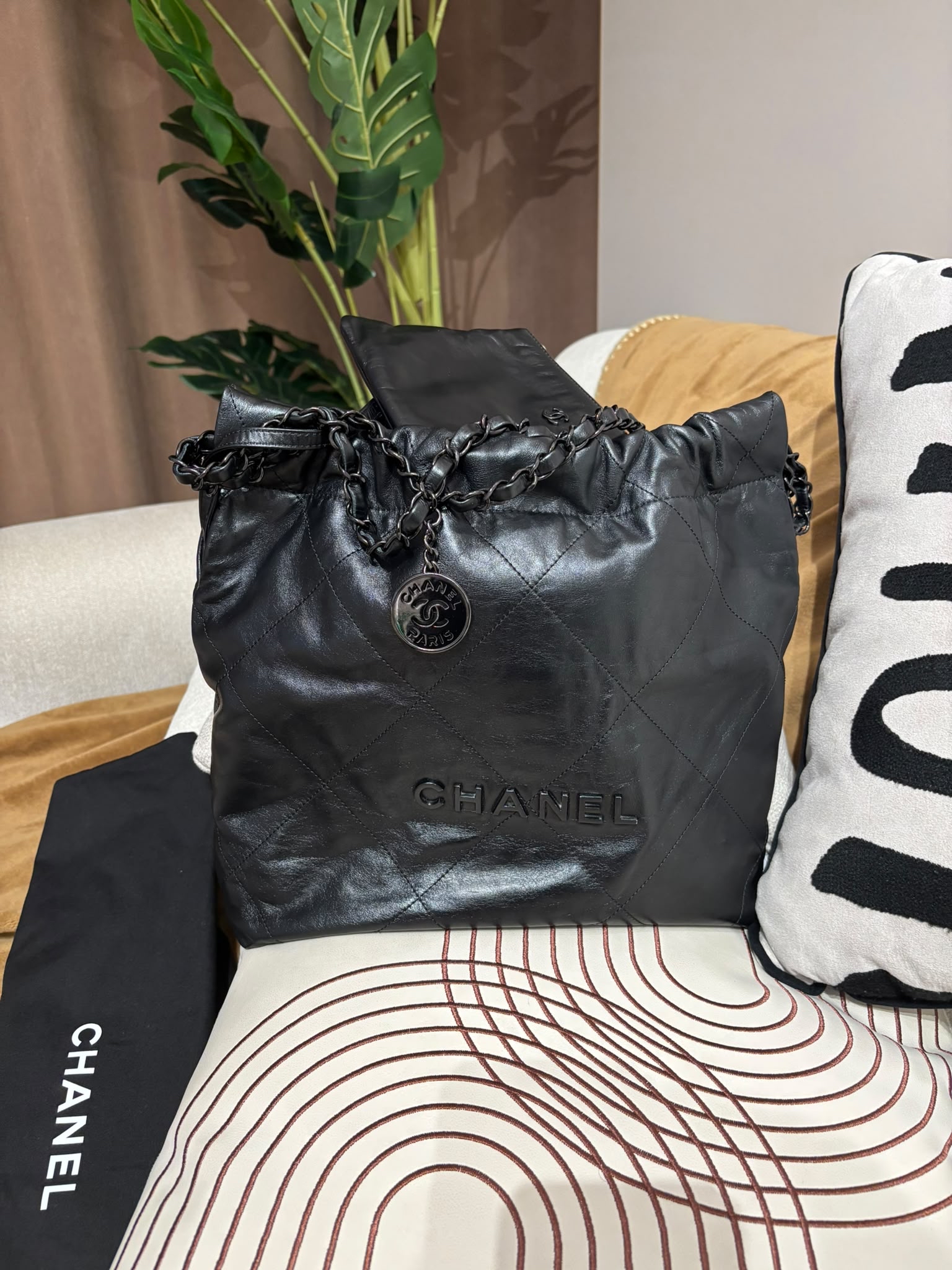 Chanel 22 small so black calfskin,100%Authentic, 95%new ，✅晶片✅Dust bag✅box