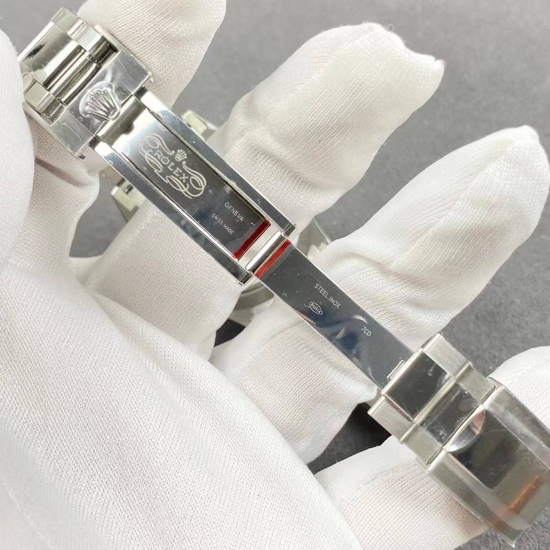 劳力士迪通拿系列，熊猫迪！出厂自带专柜品质！904精钢表带，头粒与表壳配合紧致，采用高光陶瓷圈，铂金刻度！buff指针，弥补了之前毛糙感！采用颜色最为对版表盘，刻度丁均有打磨，超强夜光！蓝宝石玻璃做了沉降，高清镀膜！整体腕表加海绵宝宝贴纸量起来厚度是12.4mm，把悟空撕了，加上玻璃做了沉降厚度是12.2mm到12.1mm，真正是专柜厚度！搭载丹东4130机芯，出厂空白机芯，做了和专柜一样劳力士4130机芯logo，而且比之前刻字要清晰很多！出厂就省了众多改装费，妥妥的性价比高，专柜相似度极高！出货实拍