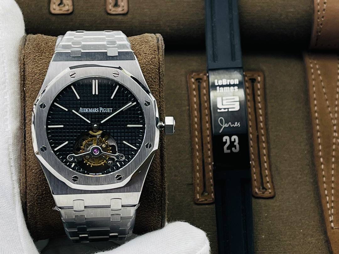 爱彼A P皇家橡树陀飞轮精品腕表 升级细节🔥 1⃣️独家订制Cal.2924机芯，动力储存68小时！ 2⃣️腕表依旧保留的八角形表圈、标志性的六角形螺丝以及经典表带！ 3⃣️皇家橡树系列超薄陀飞轮腕表在经典的“Tapsisserie”格纹上进行再度创新，形成了新的格纹“Tapisserie Evolutive”！熟悉又陌生的表盘格纹装饰带来全新观感，成为这款腕表的点睛之笔。 4⃣️表壳直径为41毫米，厚度为11.2毫米！