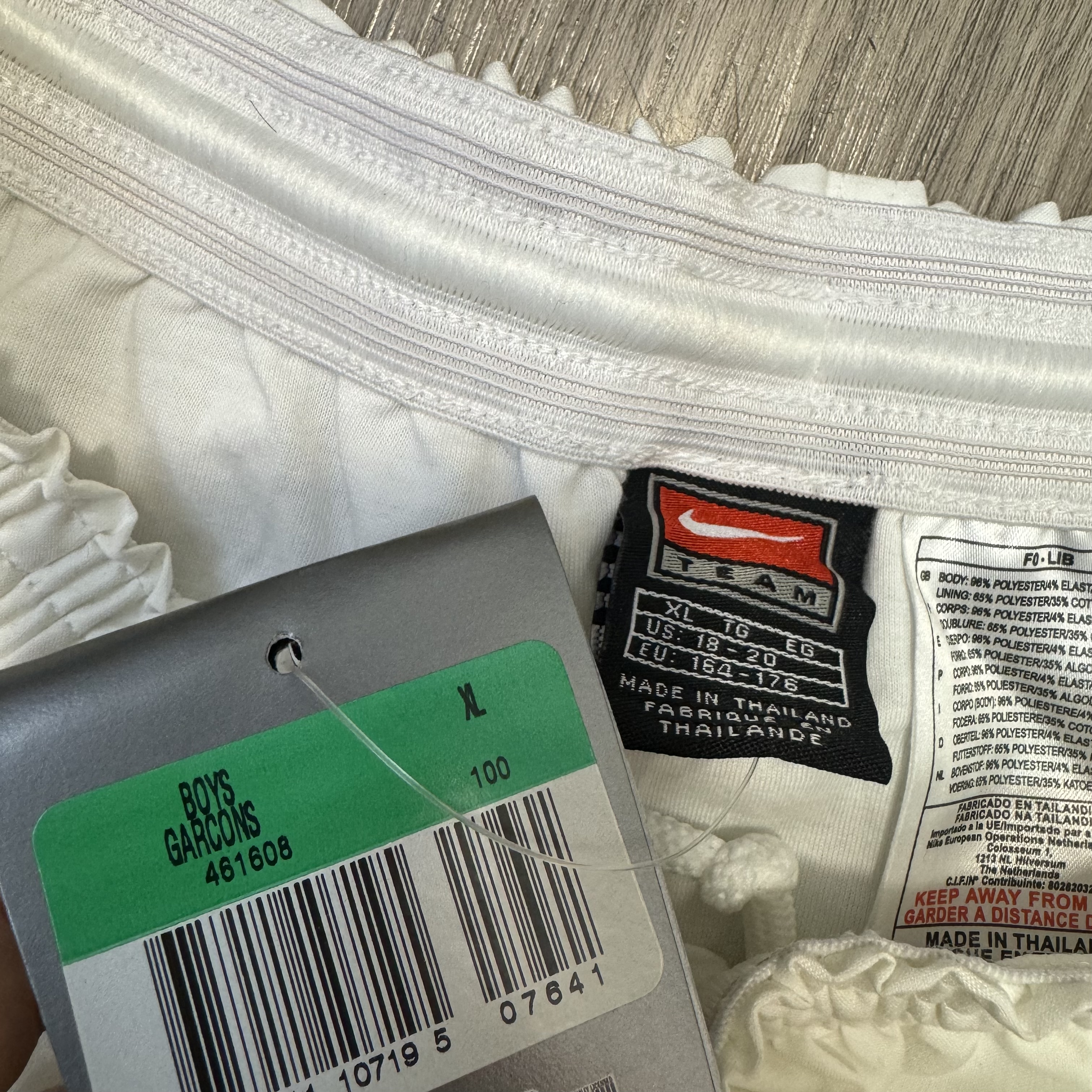 (Youth size)Leeds United 01/02 home short (Bnwt)