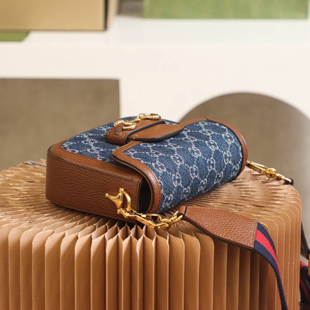 𝐇𝐨𝐫𝐬𝐞𝐛𝐢𝐭 𝟭𝟵𝟱𝟱 𝐌𝐢𝐧𝐢#658574#原厂皮 ► ►尺寸：20.6*14.4*5.1cm 备受宠爱的丹宁面料经小古美学视角演绎后， 融入爆款马鞍包的造型， 搭配标志性的马衔扣1955巧妙呼应， 搭配两条肩带多功能元素使用， 这一届复古牛仔系列碰撞爆款马鞍包，更加复古好看，推荐种草，越看越耐看，马鞍包一直深受到大家的喜爱，又是一个大爆款的节奏！