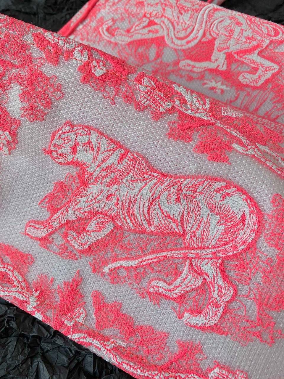 🈶透明粉中号 𝗖𝗗 𝗕𝗼𝗼𝗸 𝘁𝗼𝘁𝗲购物袋"夏日限定" 全新透明帆布材质，轻盈通透的质感 自带清凉属性，是这季的最大亮点🤟🏻 茹伊动物印花与荧光色调的碰撞 怎么会有这么好看的颜色啊😍 不愧是色彩大师，活力氛围拉满 超醒目的荧光效果和度假气息扑面而来 将优雅融为一体，谁心动了，我不说 刺绣的复杂程度，直接搞疯师傅们 这只购物袋真的要细品，那那都是细节 size：36.5×28×17.5cm