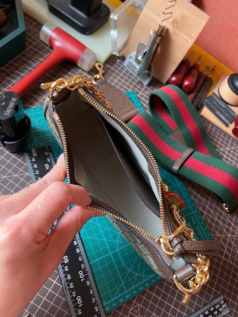 🔘gg ophidia系列小号手袋 草莓圣诞款（天花板级别） 无论你是怎么样的妹纸，想必都有一短小小的时光，总是想被草莓的东西包围着吧！ 今年圣诞款是甜蜜的风格，草莓的色调已经疯狂流行起来了。正厂意大利marbella pellami进口皮，佛罗伦萨顶级的制皮工艺，行业标杆业界翘楚领头四大门派，拿手的猪皮纹有各式各样的软度，所以有些时候真的要好好对皮跟颜色，好皮不是天天有，配上同等做工，打造唯美的气质，优秀得很勒🤩🎀 尺寸：25x15x6cm 🔍款号：735132