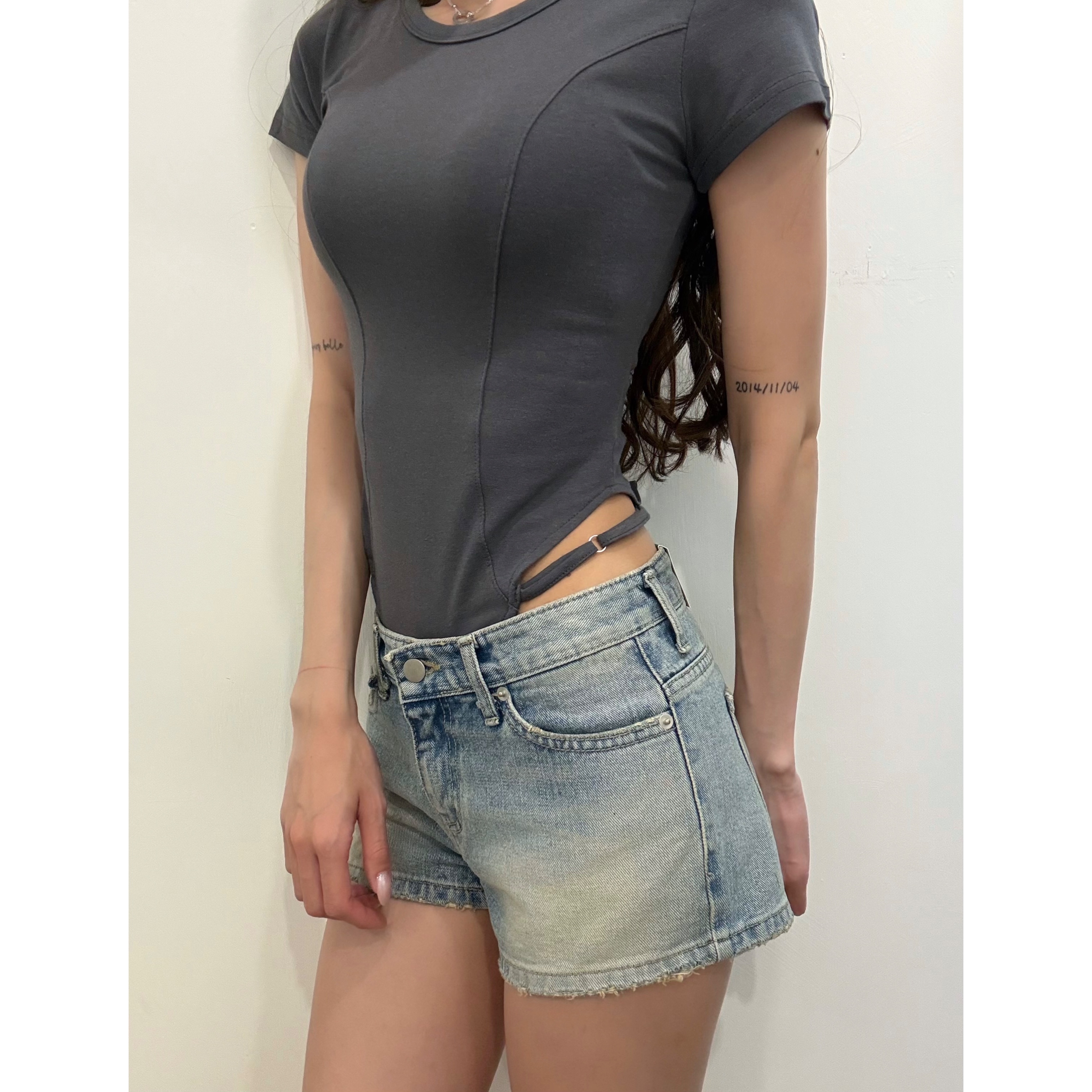 優惠價7月8截🩶2607G《LOW-RISE WASHED DENIM SHORTS》