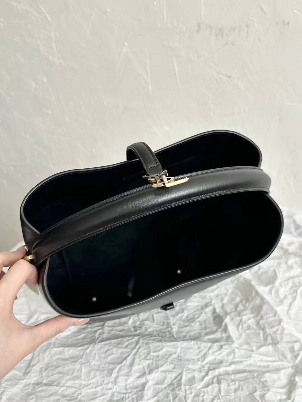 现货啦❗️ ys1 le37 手提水桶包中号🕋 喜欢背水桶包的姐妹不要错过这只 整个包身用的是光面的小牛皮 怎么背都不变形，质感持续保持 风格依旧是他们家简单又自带酷飒的设计 水桶包最好的一点就是容量巨大！ 没有tote那么大，却可以装下整个宇宙 🉑手提🉑斜挎，怎么搭都行～ 老规矩还是zp开发 这次的皮料拿到的可以说是相似度最高的一次！ 你们自己看对比图，像到我都分辨不出谁是谁 你们闭着眼睛冲，品质就交给我们哈！ 迷你：15x13x6cm 小号：20x17x13cm 中号：25×20×16cm742828m