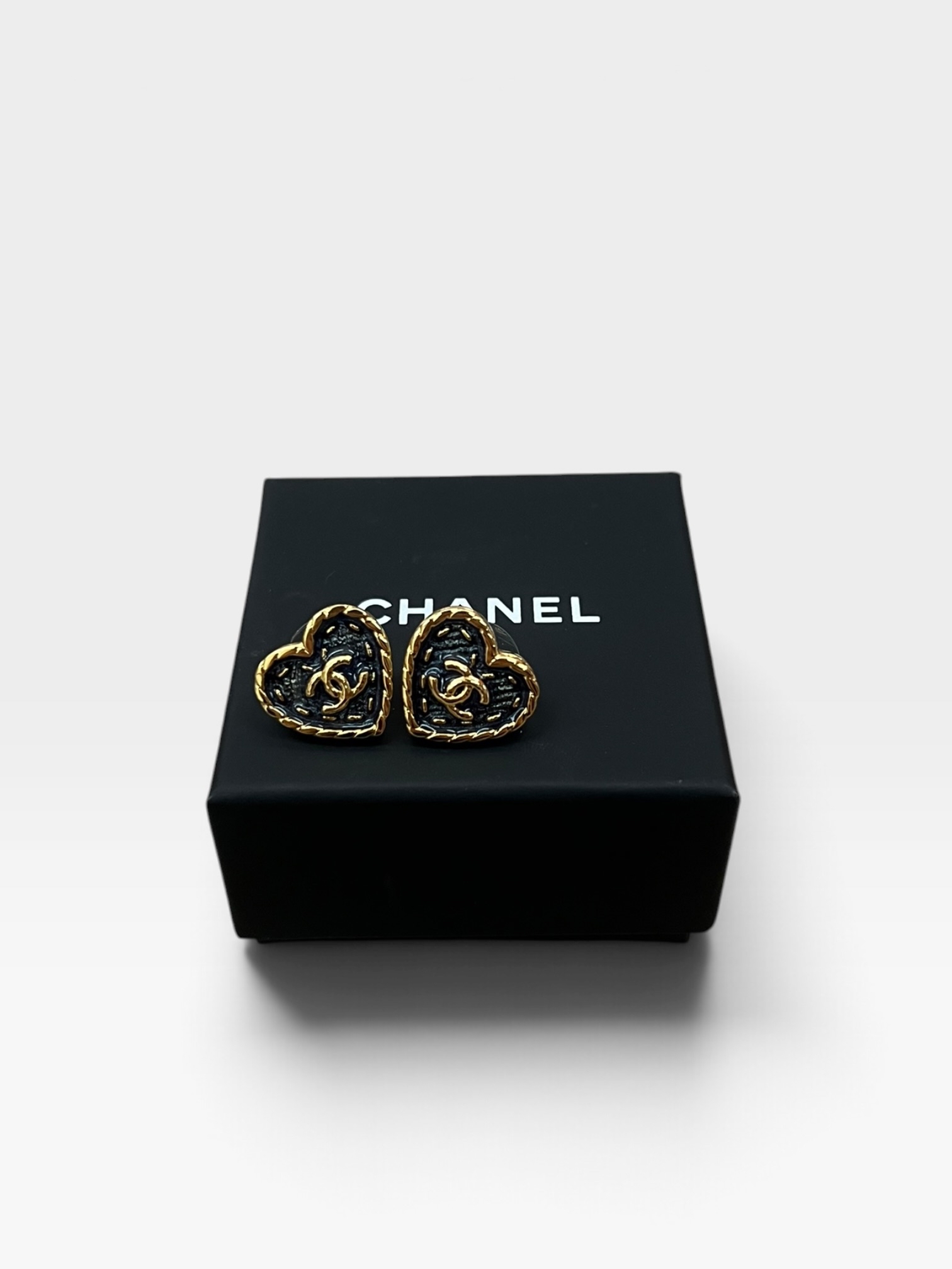 Pre-Owned Chanel Metal Enamel CC Denim Heart Earrings /Product Code: 102705