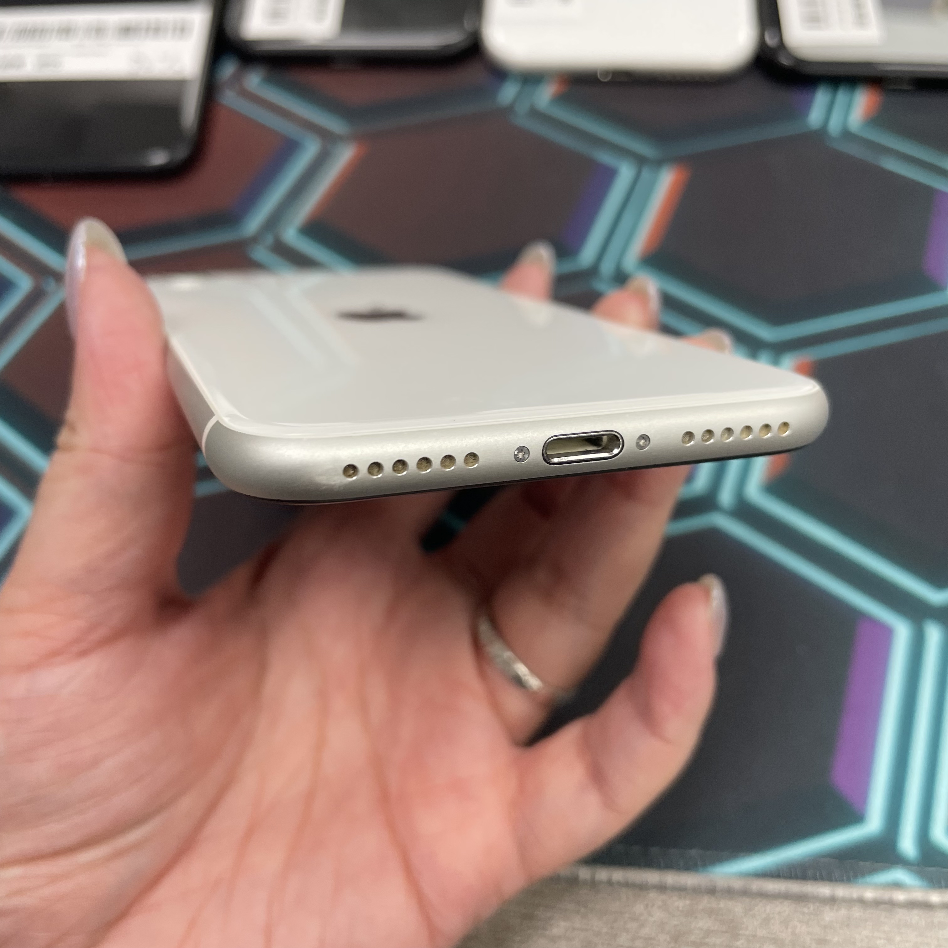 *7002 SE 2 勁靚機 128GB 電74 白色 white