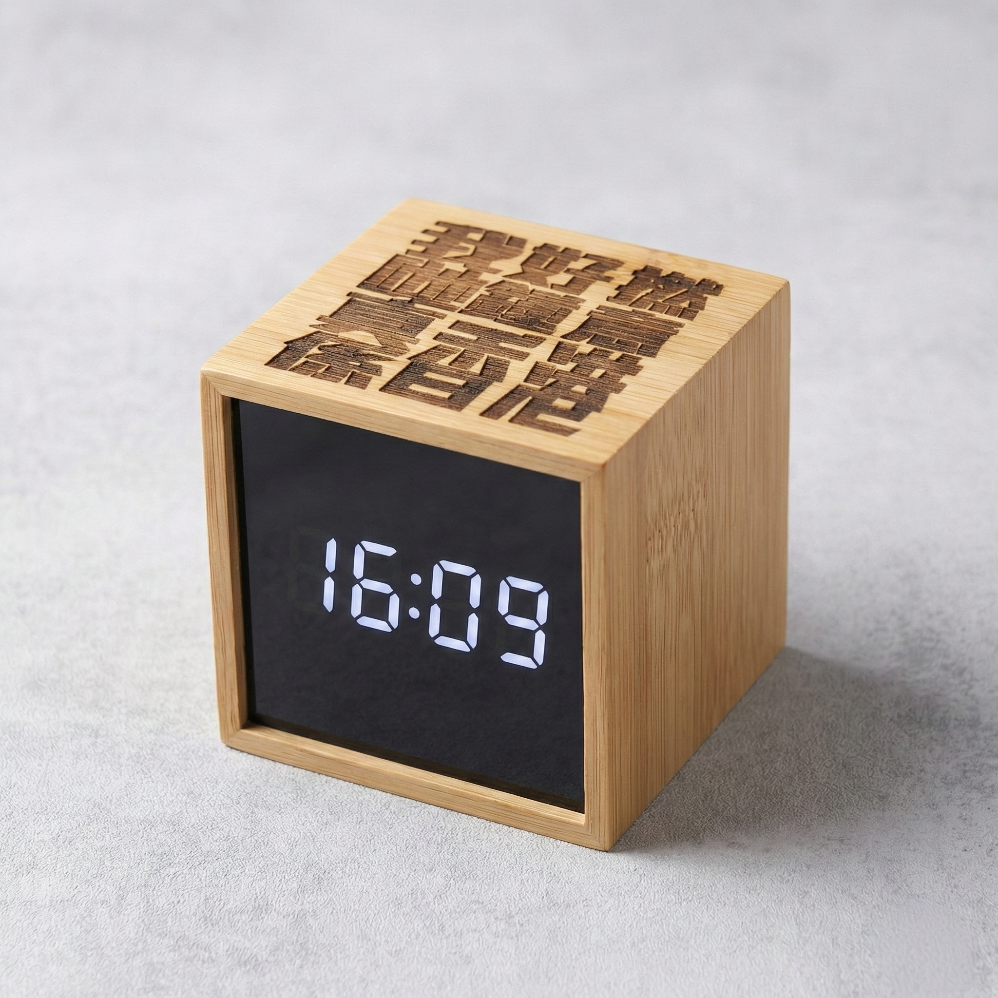 The HK Statement Cube | 「我哋真係好L鍾意香港」雷雕木紋鬧鐘