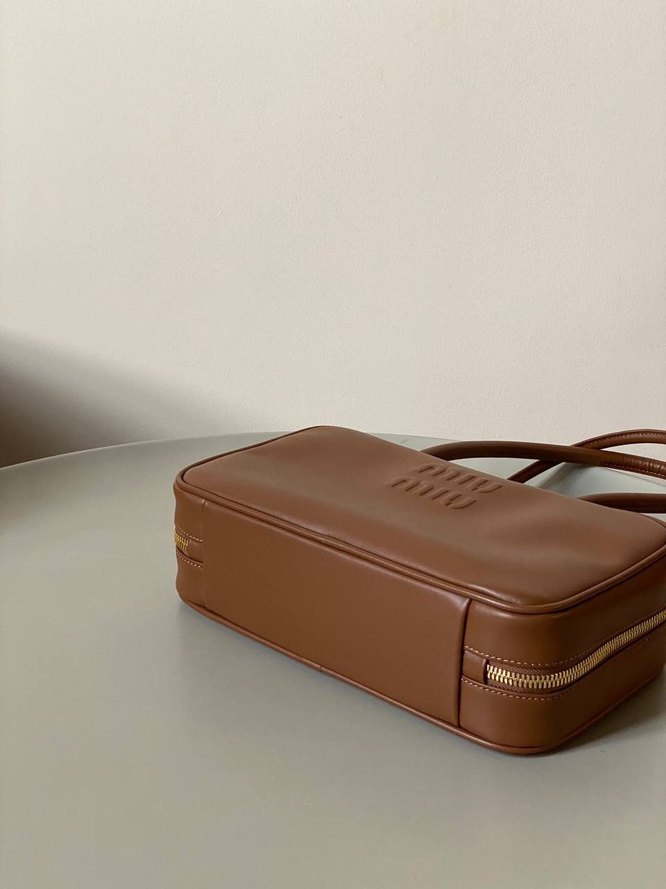 🈶棕色 | 小号 𝗠𝗶𝘂𝗠𝗶𝘂公文包，大爆款 谁懂啊！小号也太好背了 今年九月份新推出的新尺寸❗️小个子的大福音哇！ 大号hold不住的姐妹，这个号就非常合适了！ 手拎肩背都刚刚好，小巧又不压个子 小号：18×30×9cm #F0020m 大号：23x34x10cm