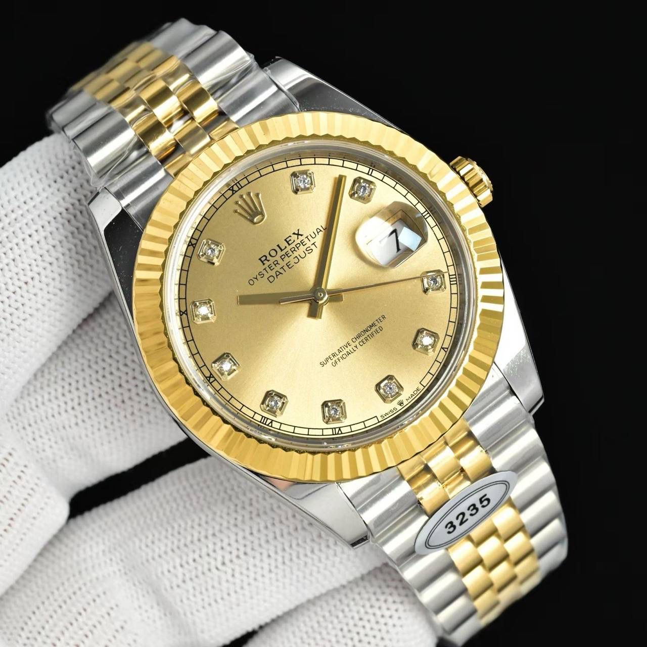 劳力士 ROLEX 日志型41系列 🎮MT2 ①延续市场EW3235机芯，动能储存高达72小时，品质稳定可靠； ②表壳：尺寸厚度几乎与原装一致，厚度仅为11.7（市场版本一眼假）;🎮 ③字面：打磨字钉，顶级瑞士冰蓝色夜光，底纹细腻，颜色对版; ④玻璃：蓝宝石玻璃搭配2.5倍放大镜效果，玻璃通透；🎮